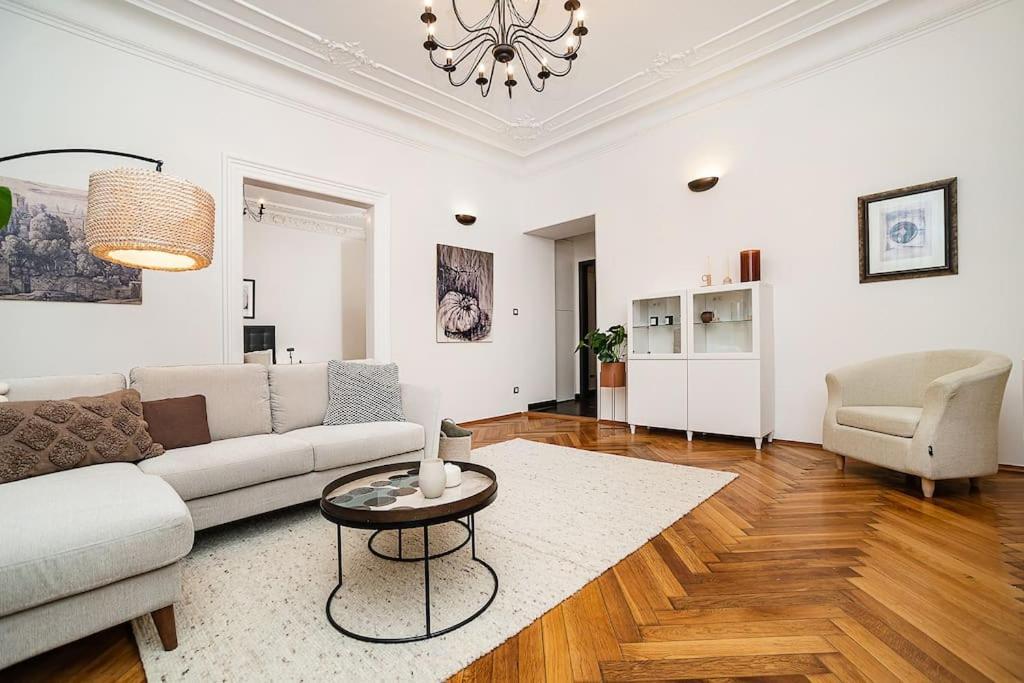 Lägenhet Luxurious Two-bedroom In The Old Town
