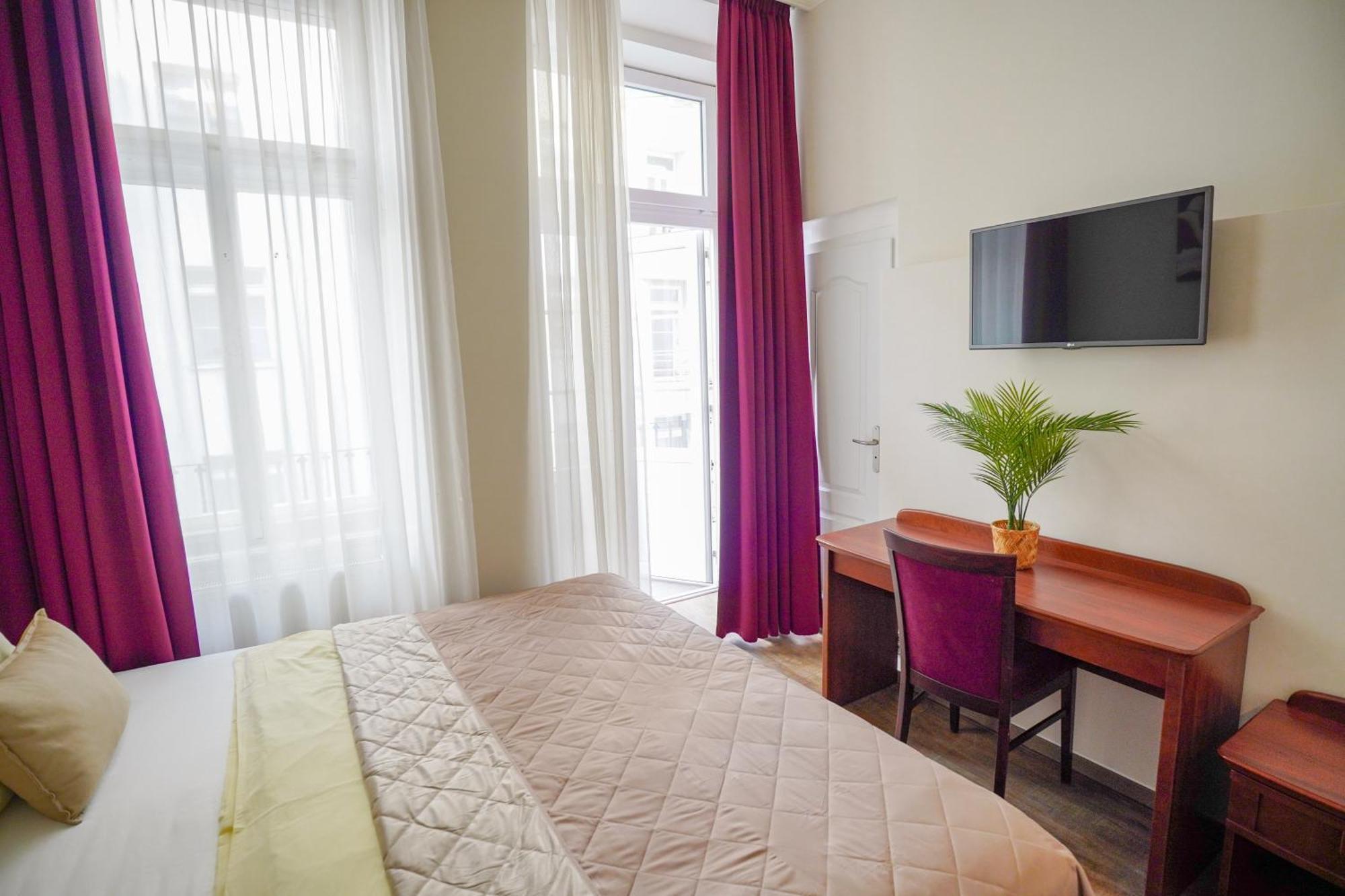 Elegant & Stylish Center Apartments!