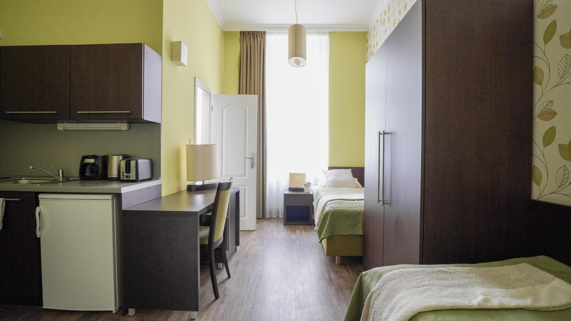 Elegant & Stylish Center Apartments! *
