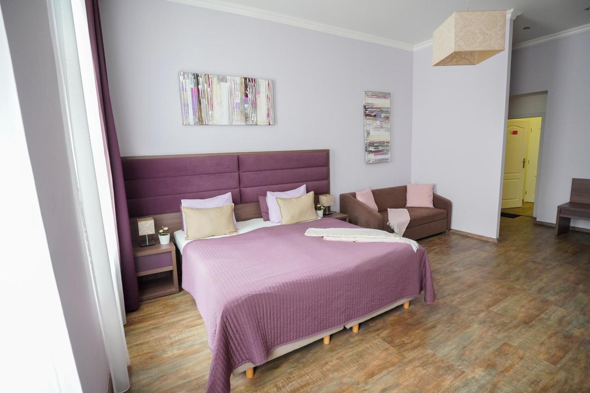 Elegant & Stylish Center Apartments! *