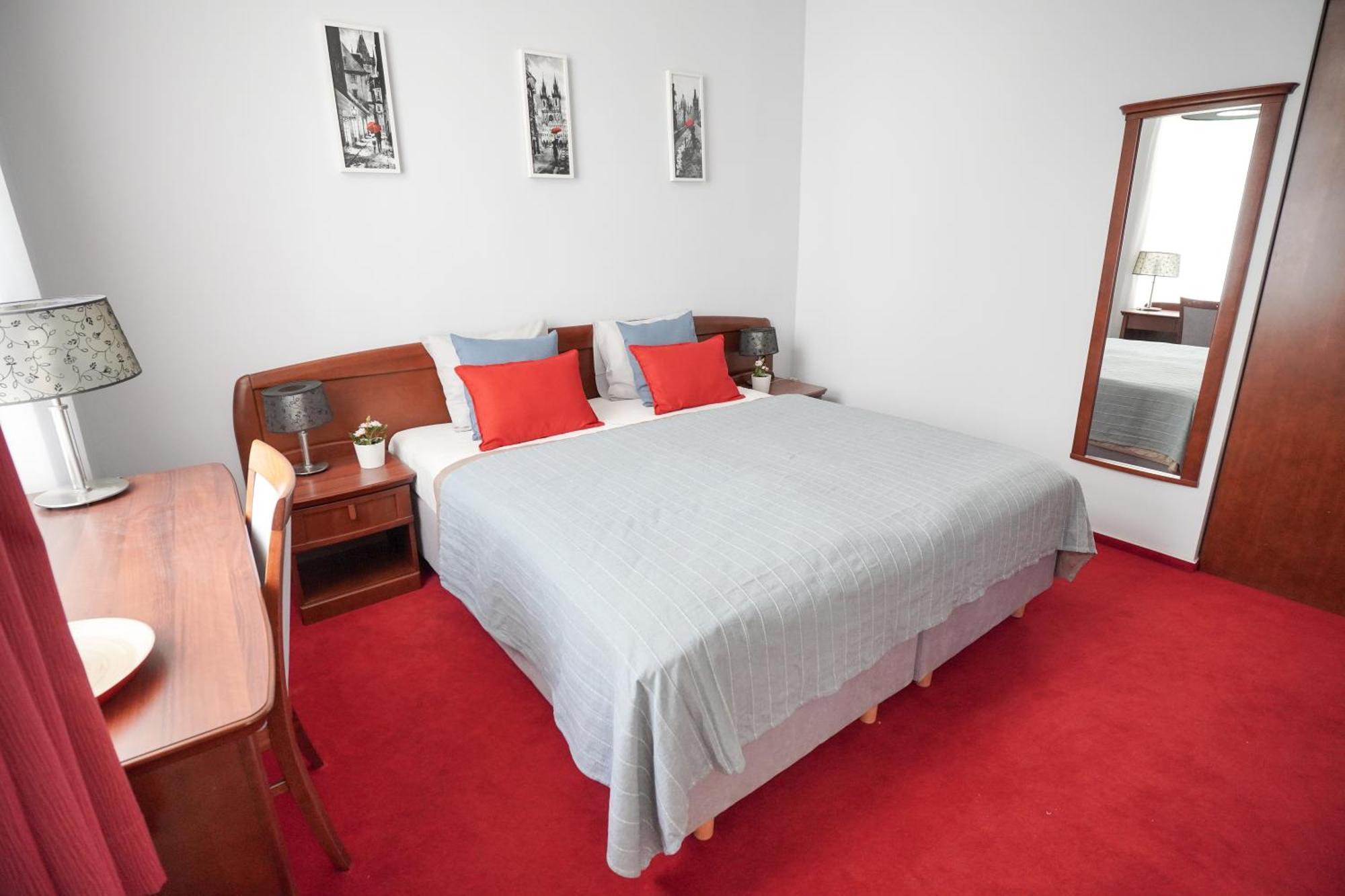 Elegant & Stylish Center Apartments! *