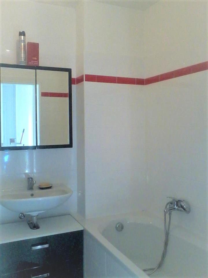 Parking Free One With Netflix In Shared Flat With A Woman In Next And Shared Bathroom And Kitchen No Invoice *