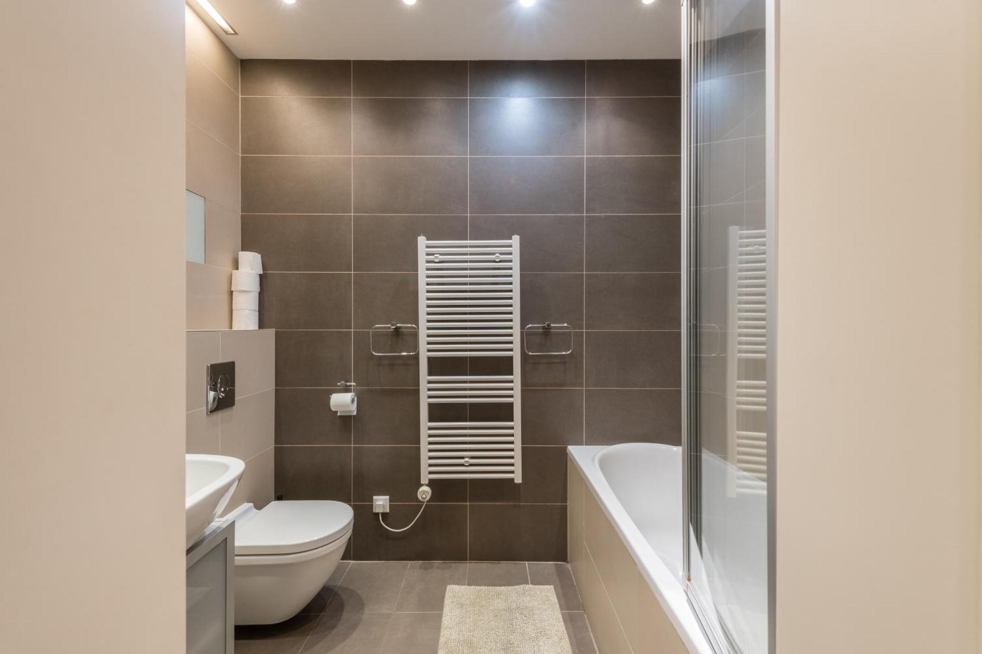Upscale In Prime Location Near Sights Apartment
