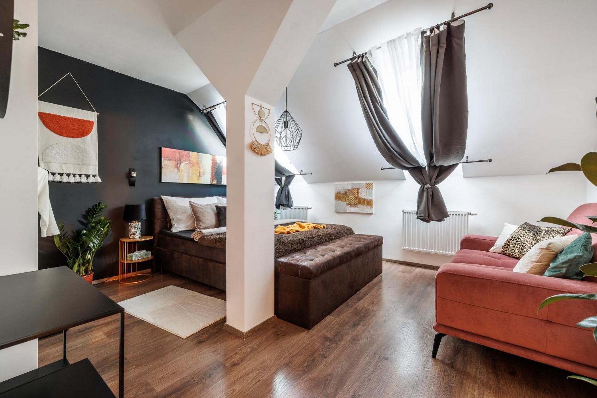 Apartment Spacious Flat & Parking Possibility, 3 Stops To Wenceslav Square Prag