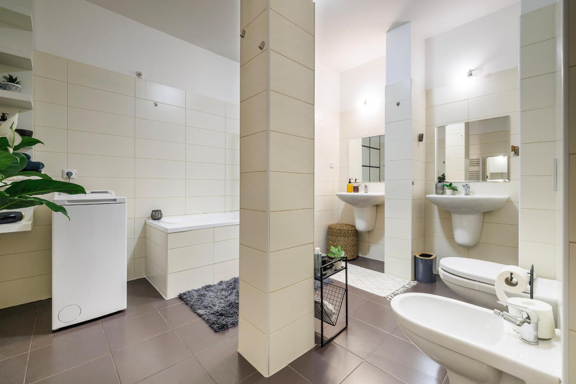 Apartment Spacious Flat & Parking Possibility, 3 Stops To Wenceslav Square Prag