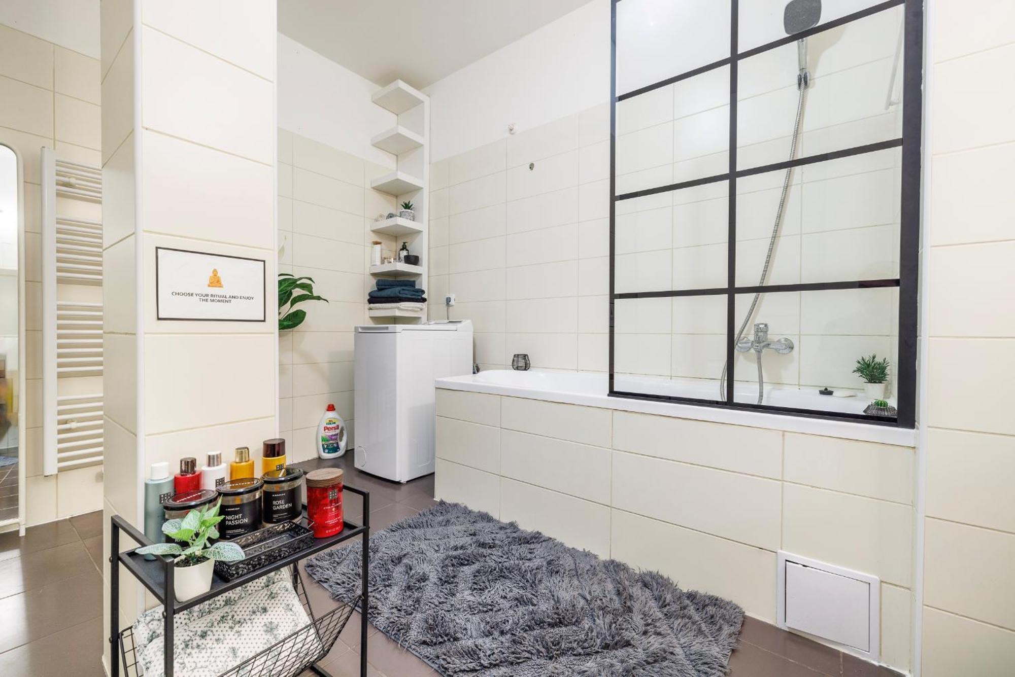 Apartment Spacious Flat & Parking Possibility, 3 Stops To Wenceslav Square