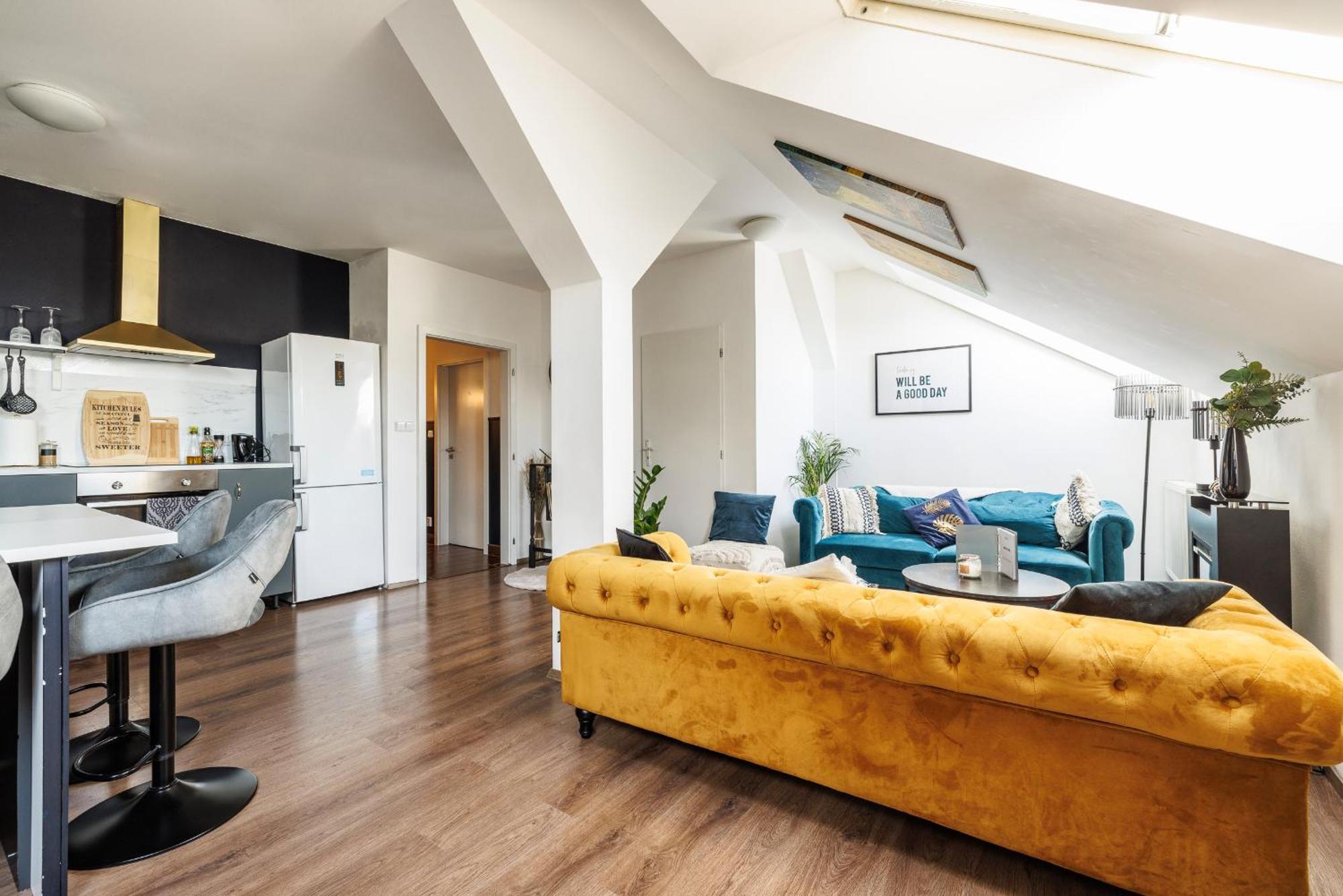 Spacious Flat & Parking Possibility, 3 Stops To Wenceslav Square Apartment *