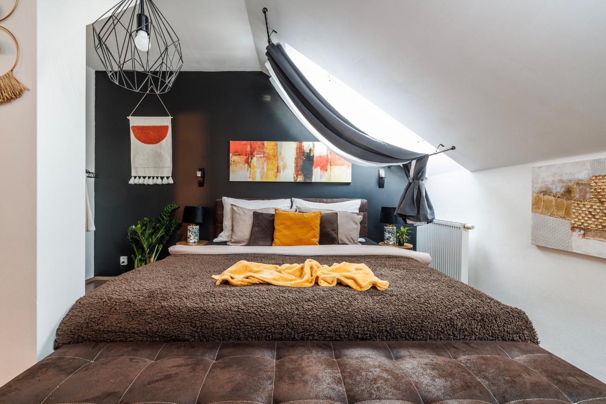 Apartment Spacious Flat & Parking Possibility, 3 Stops To Wenceslav Square *