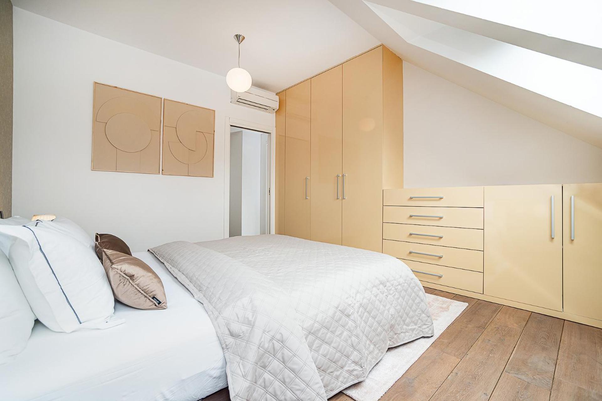 Large And Stylish In Apartment