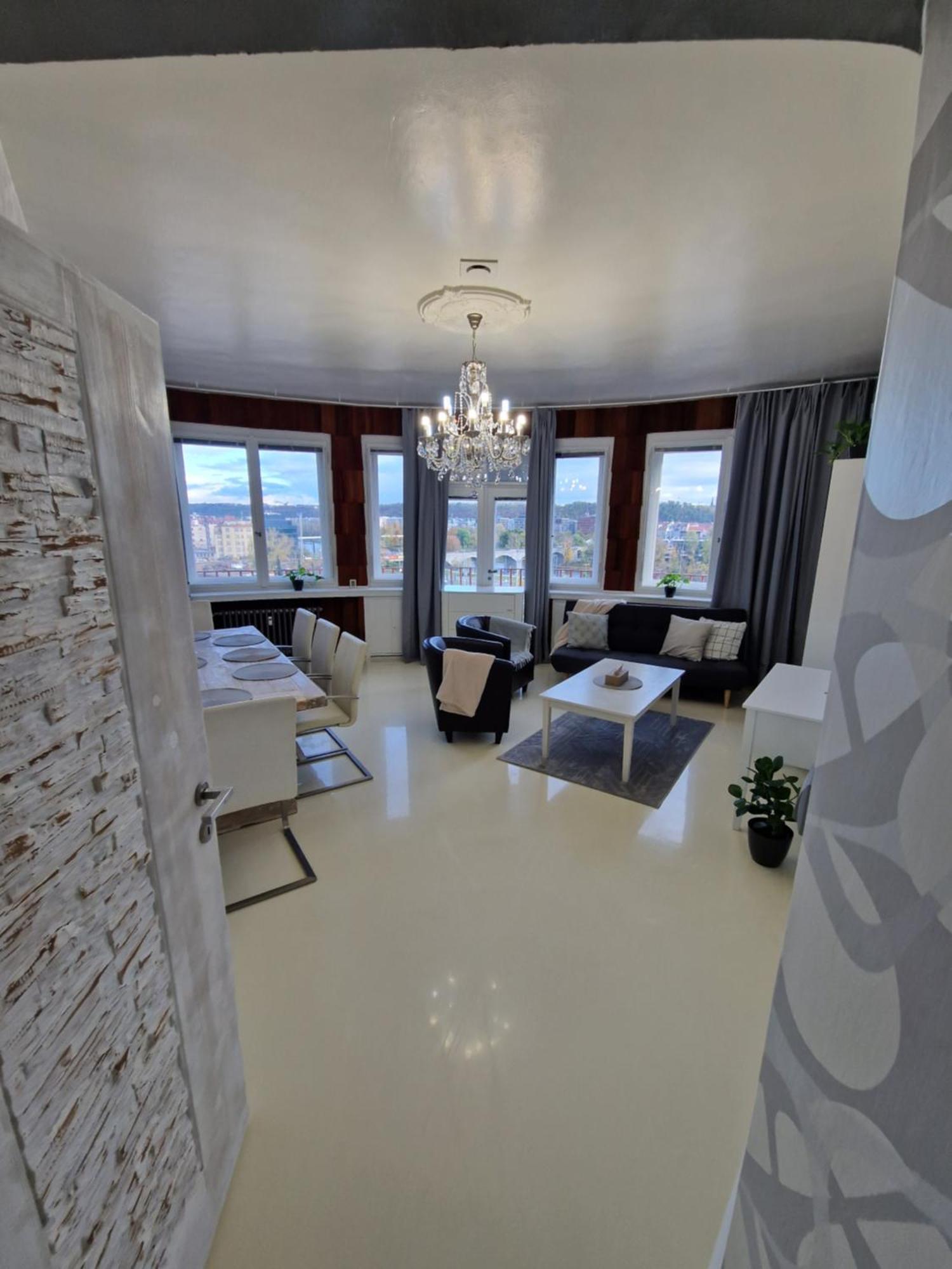 Quiet Spacious With A Balcony Apartment