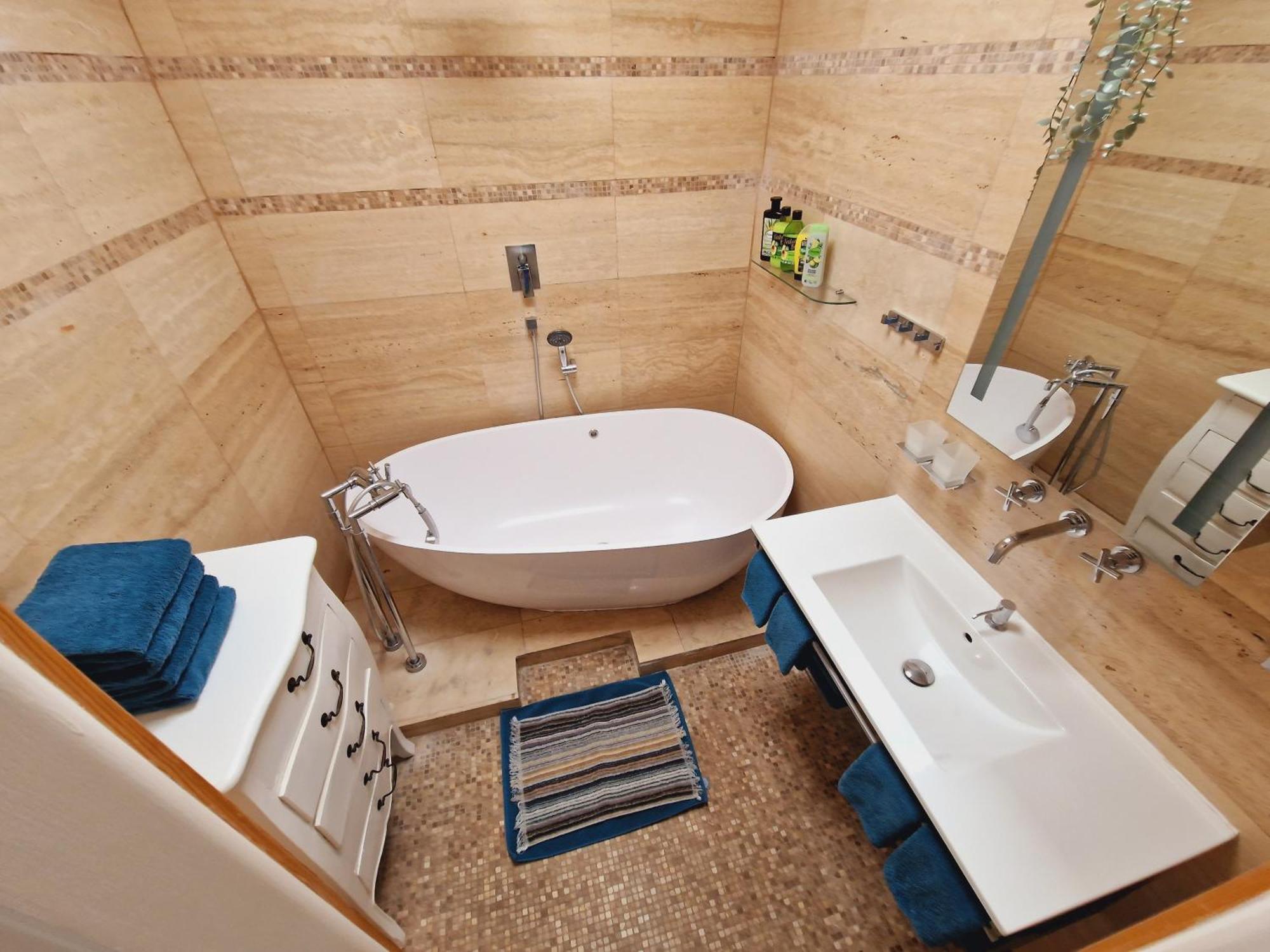 Quiet Spacious With A Balcony Apartment Prague