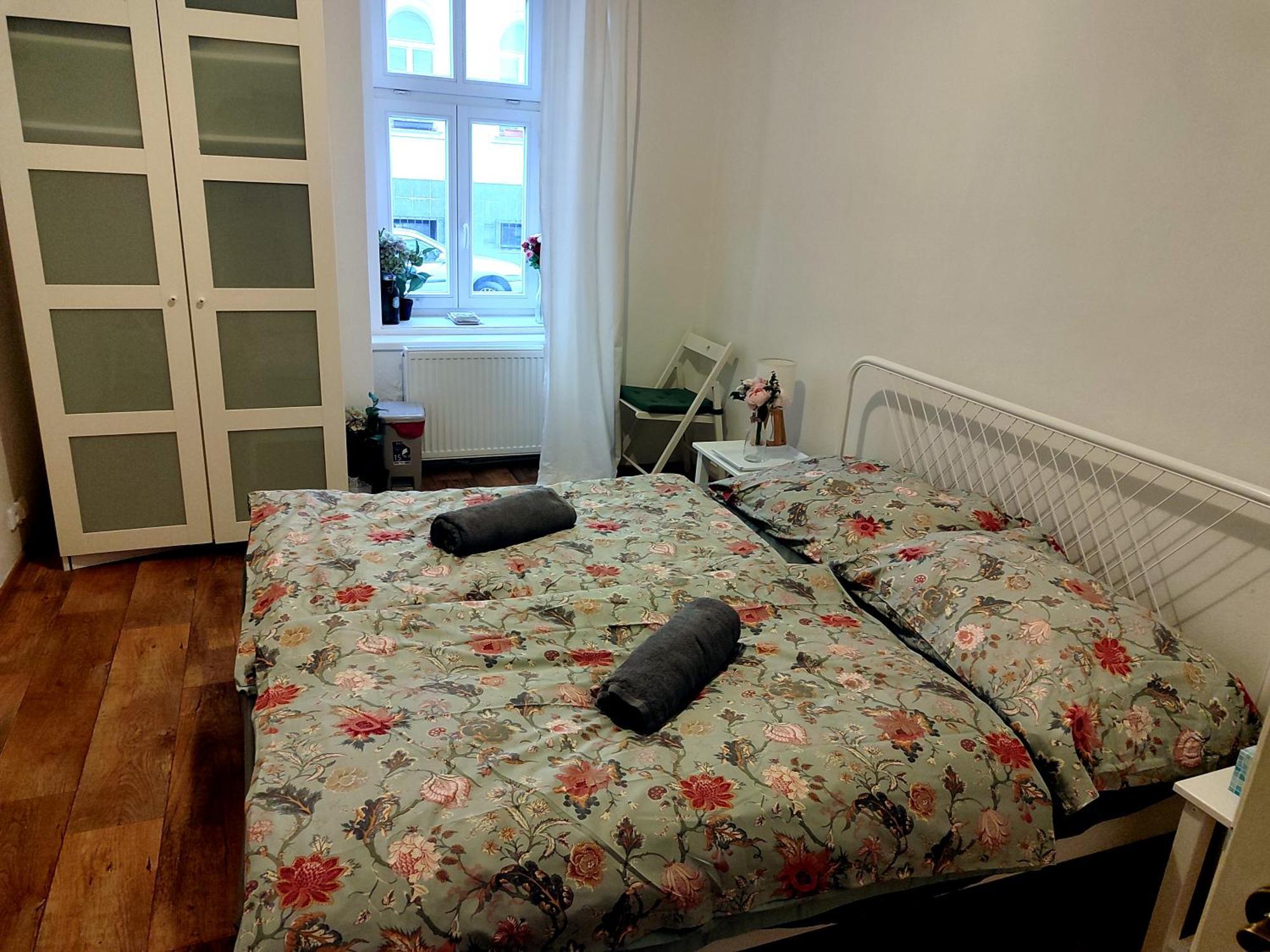 With Double Bed In Zizkov - Shared Bathroom Prag