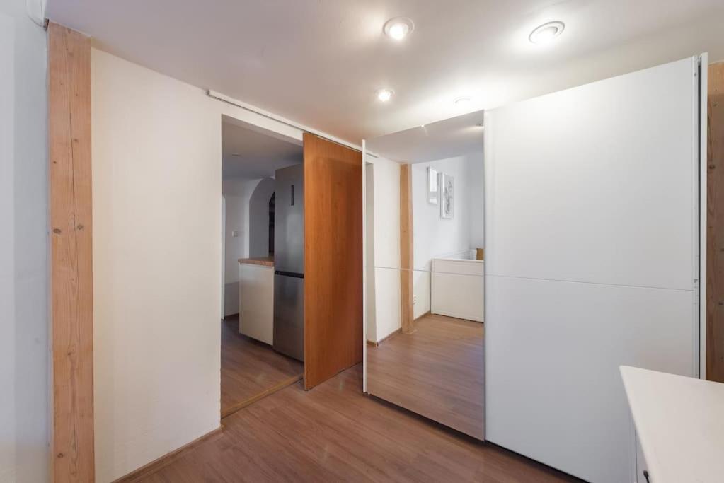 Side Apartment *