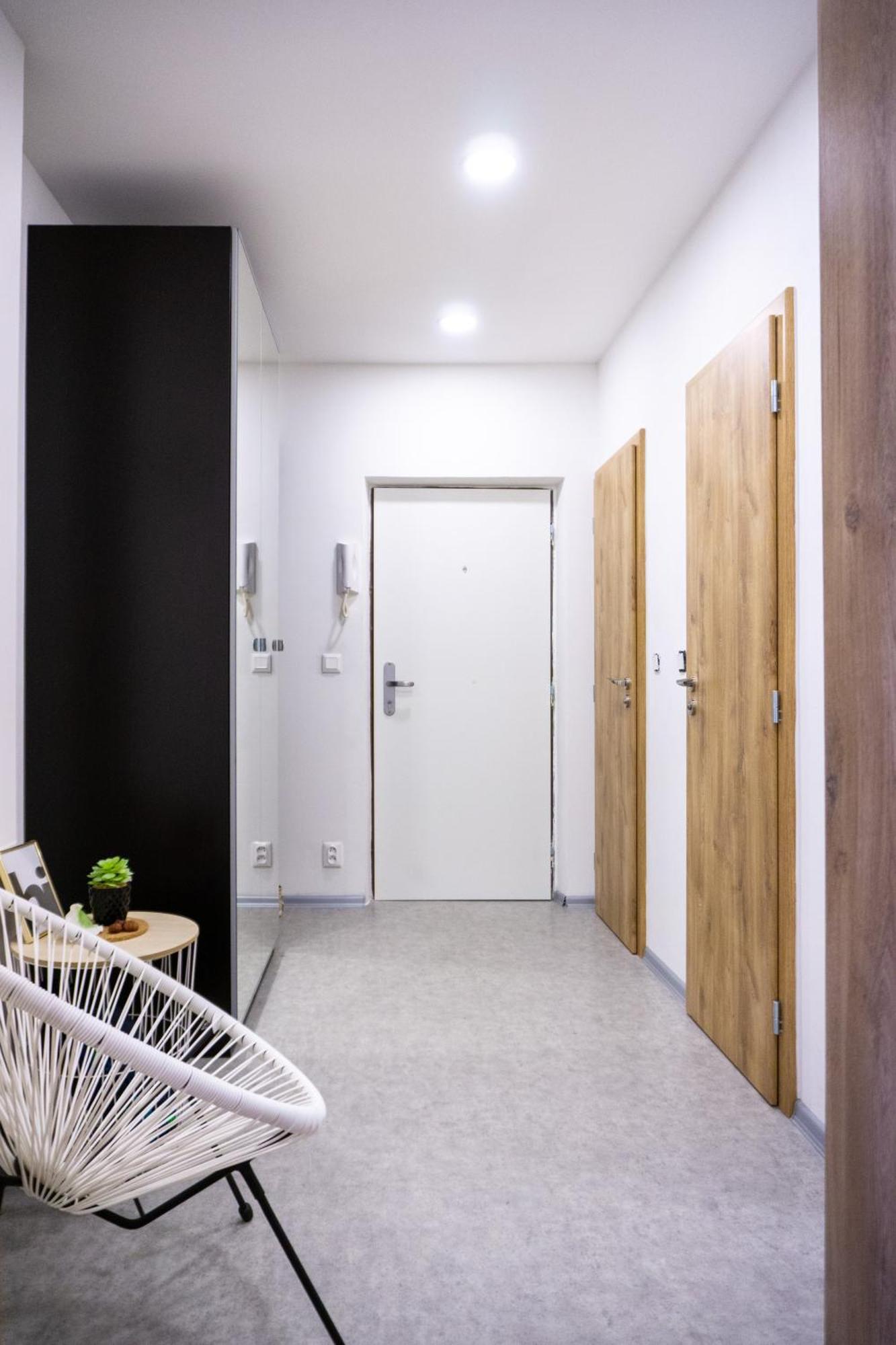 Apartment Jana's Wow Apt, 2br, Metro Next Door, Near The Airport Prag