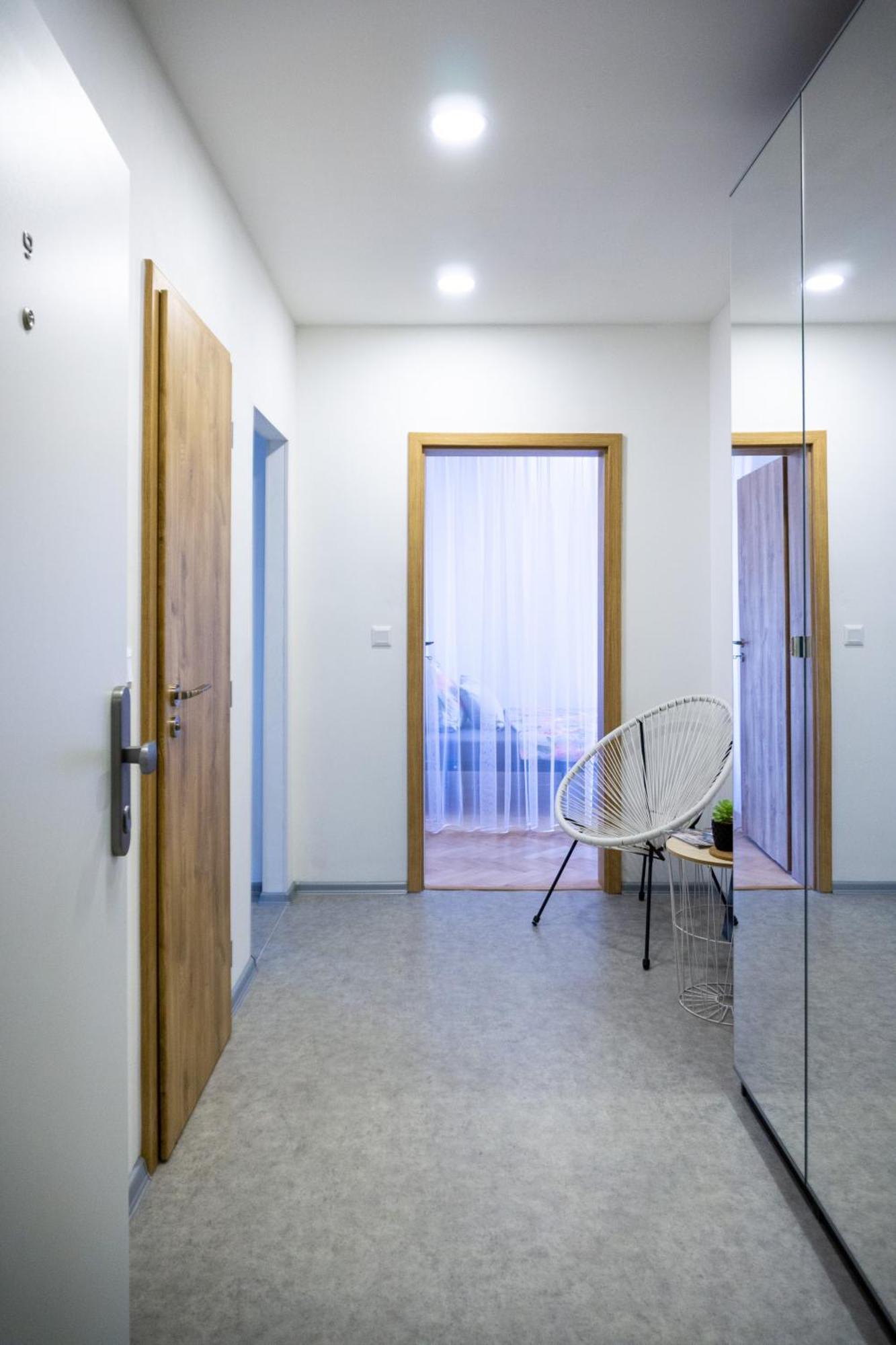 Jana's Wow Apt, 2br, Metro Next Door, Near The Airport Apartment Prag
