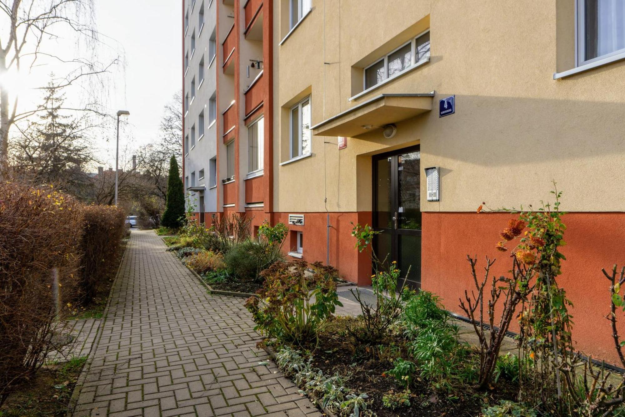 Apartment Jana's Wow Apt, 2br, Metro Next Door, Near The Airport *