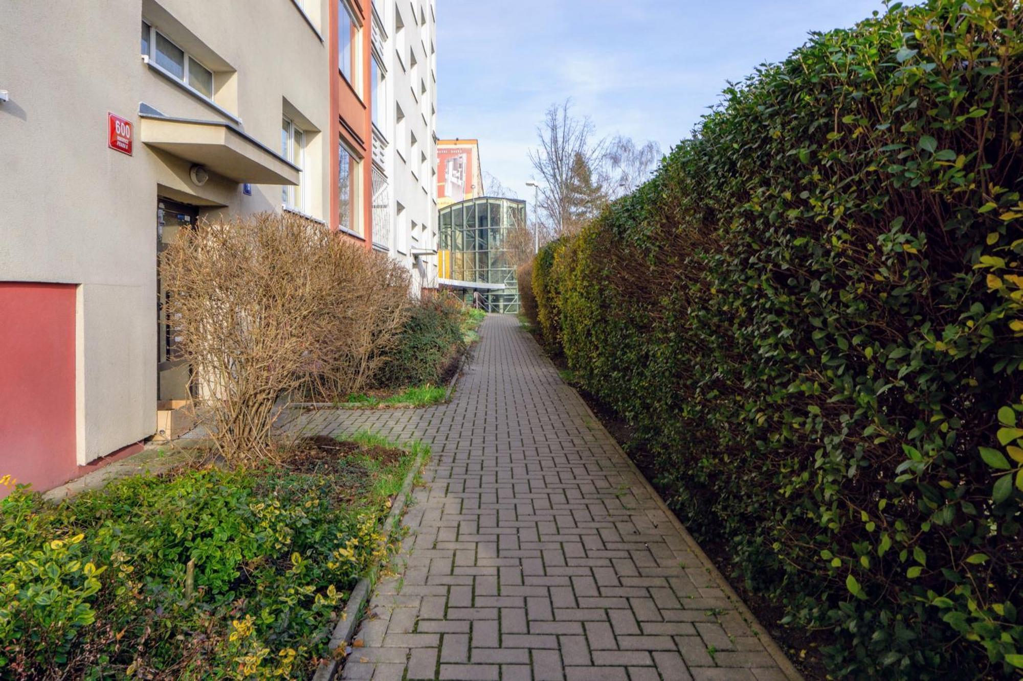 Apartment Jana's Wow Apt, 2br, Metro Next Door, Near The Airport *