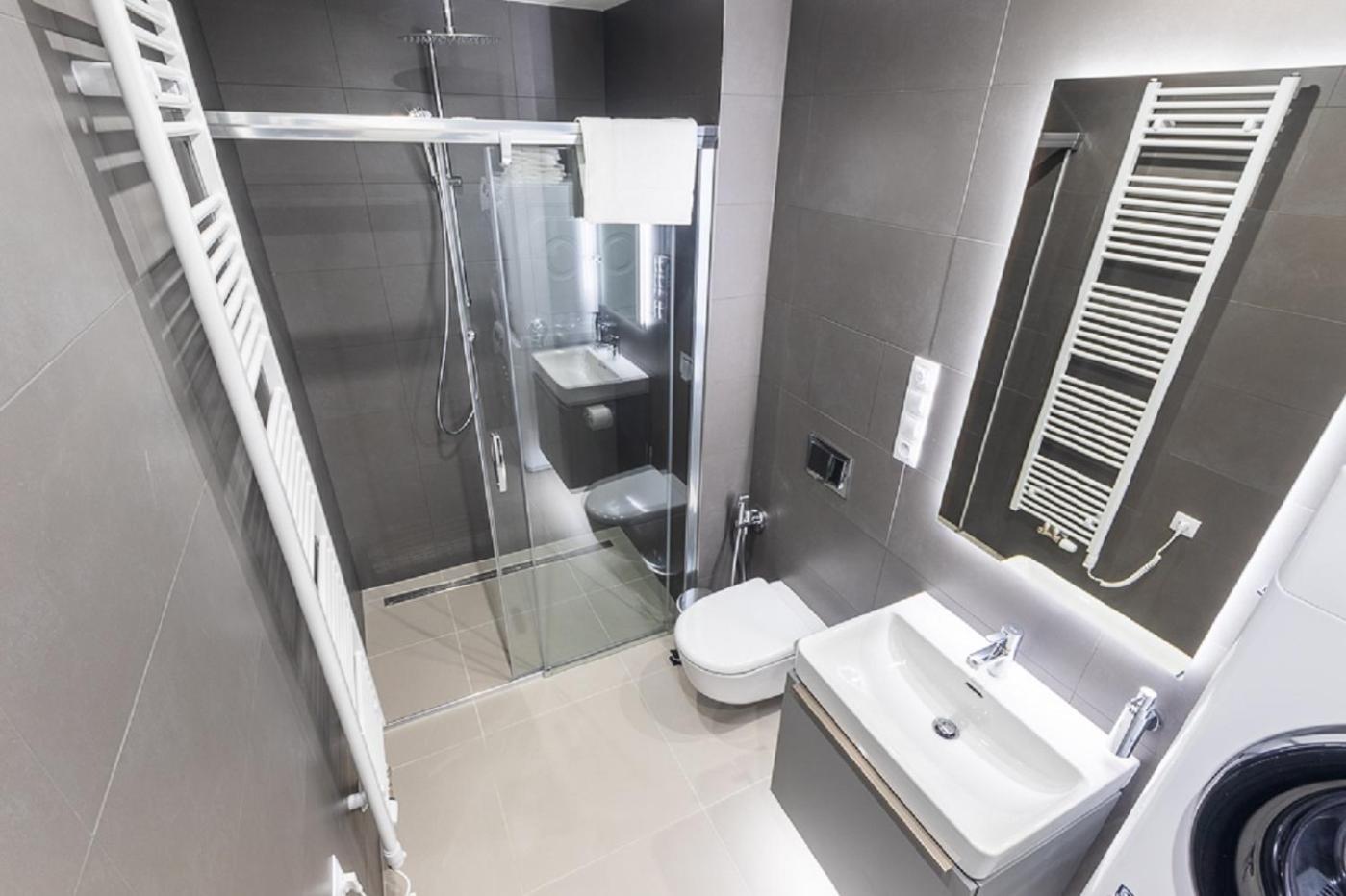 4 Room, 2 Bath, Parking Lejlighed Prag