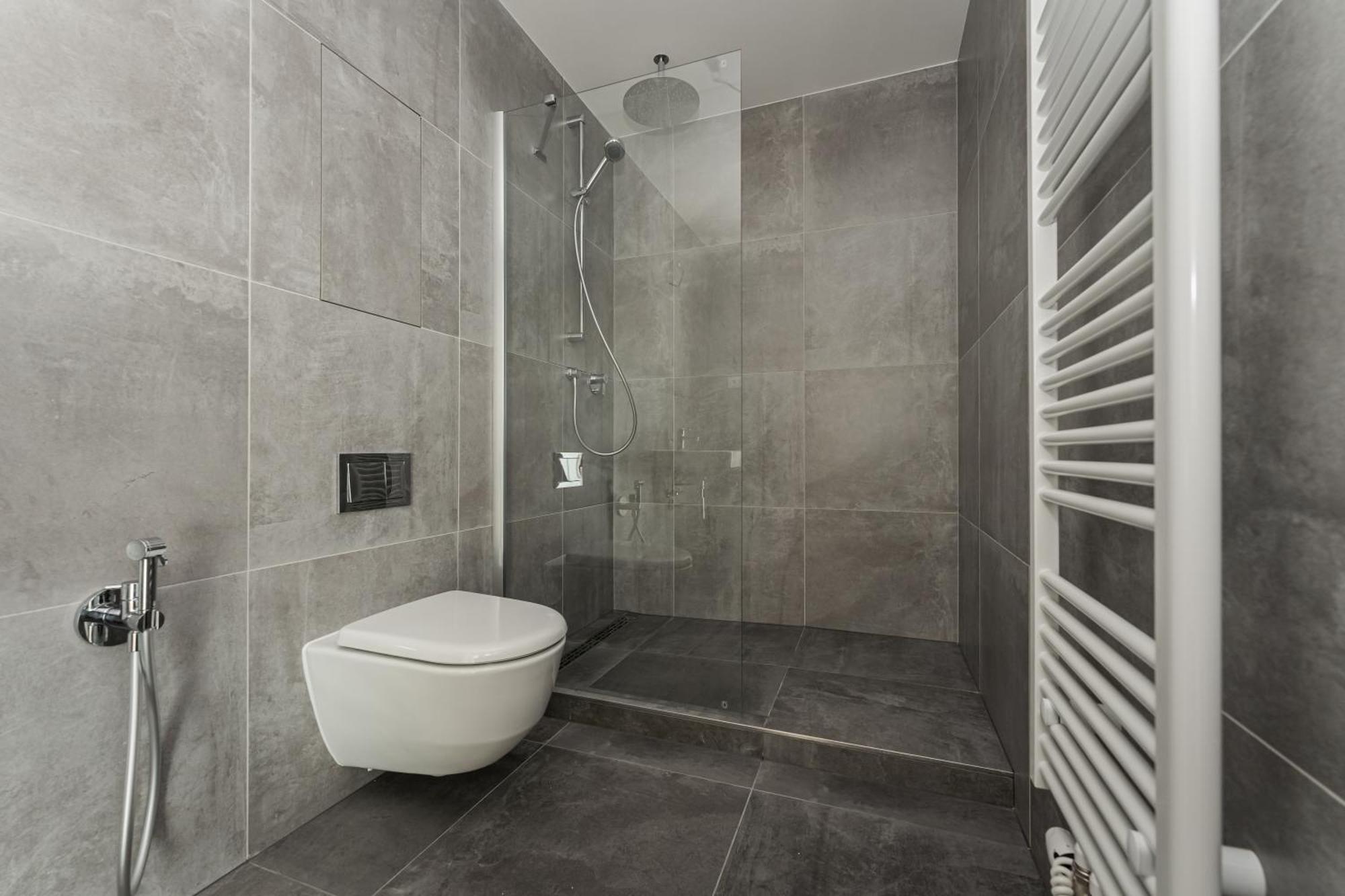 4 Room, 2 Bath, Parking Apartment