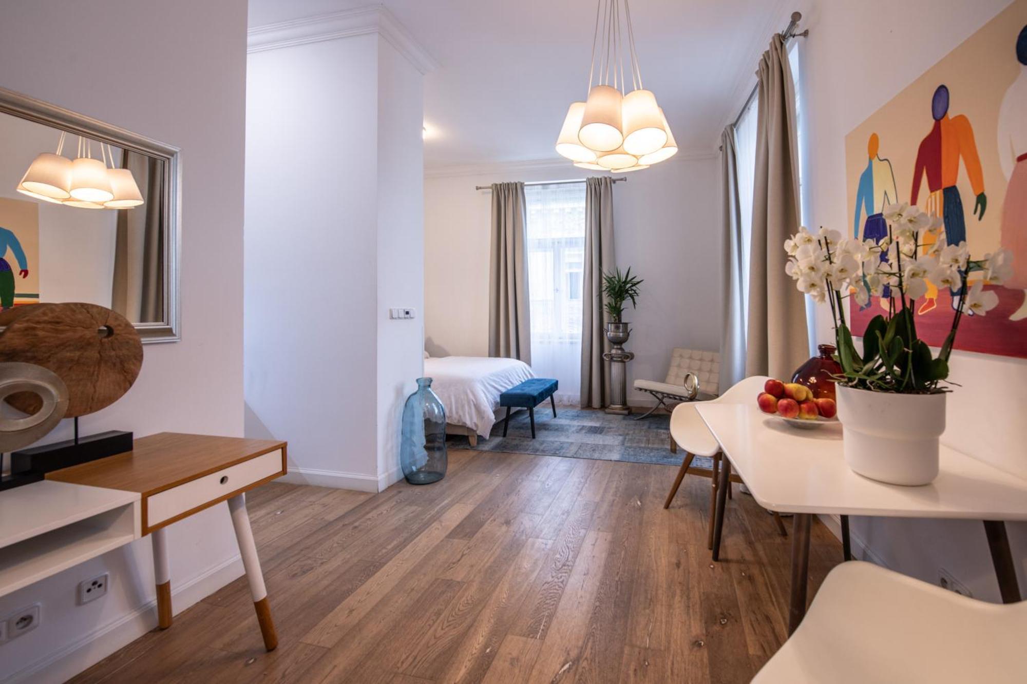 Modern Downtown - Renovated, On Ideal Location Apartment *