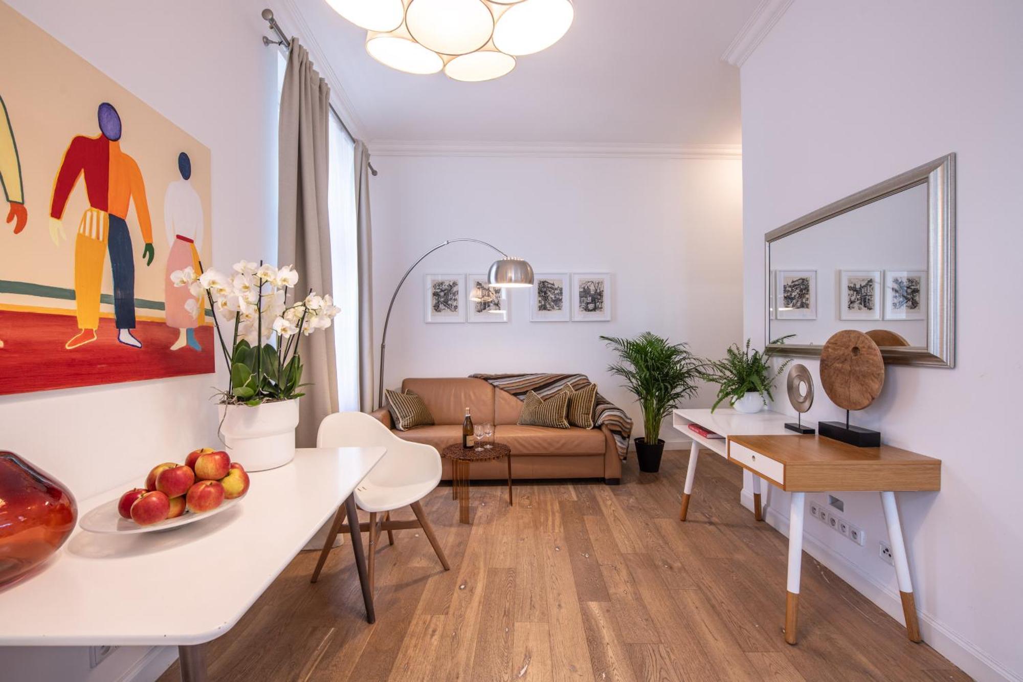 Modern Downtown - Renovated, On Ideal Location Apartment *