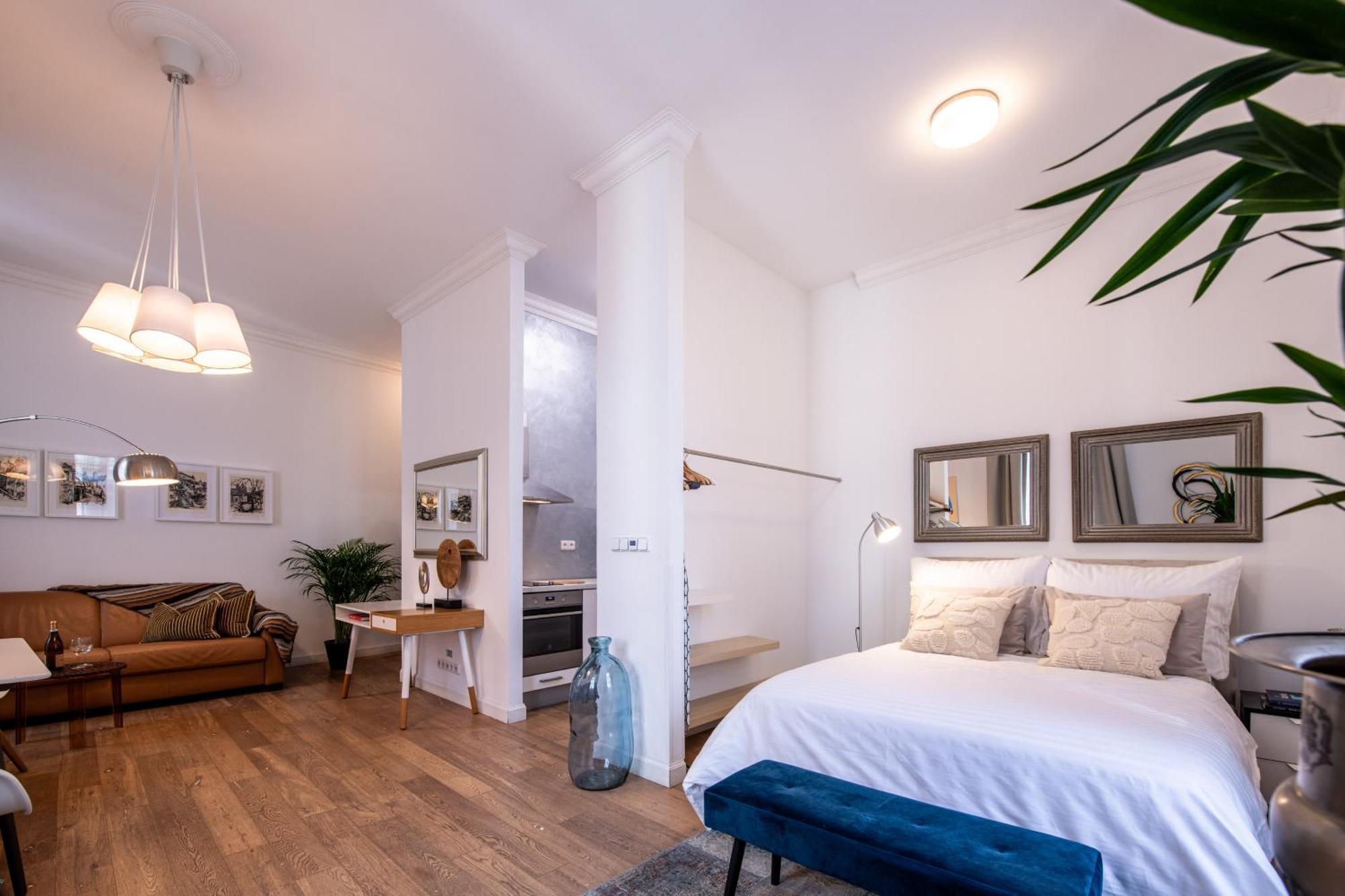 Modern Downtown - Renovated, On Ideal Location Apartment *