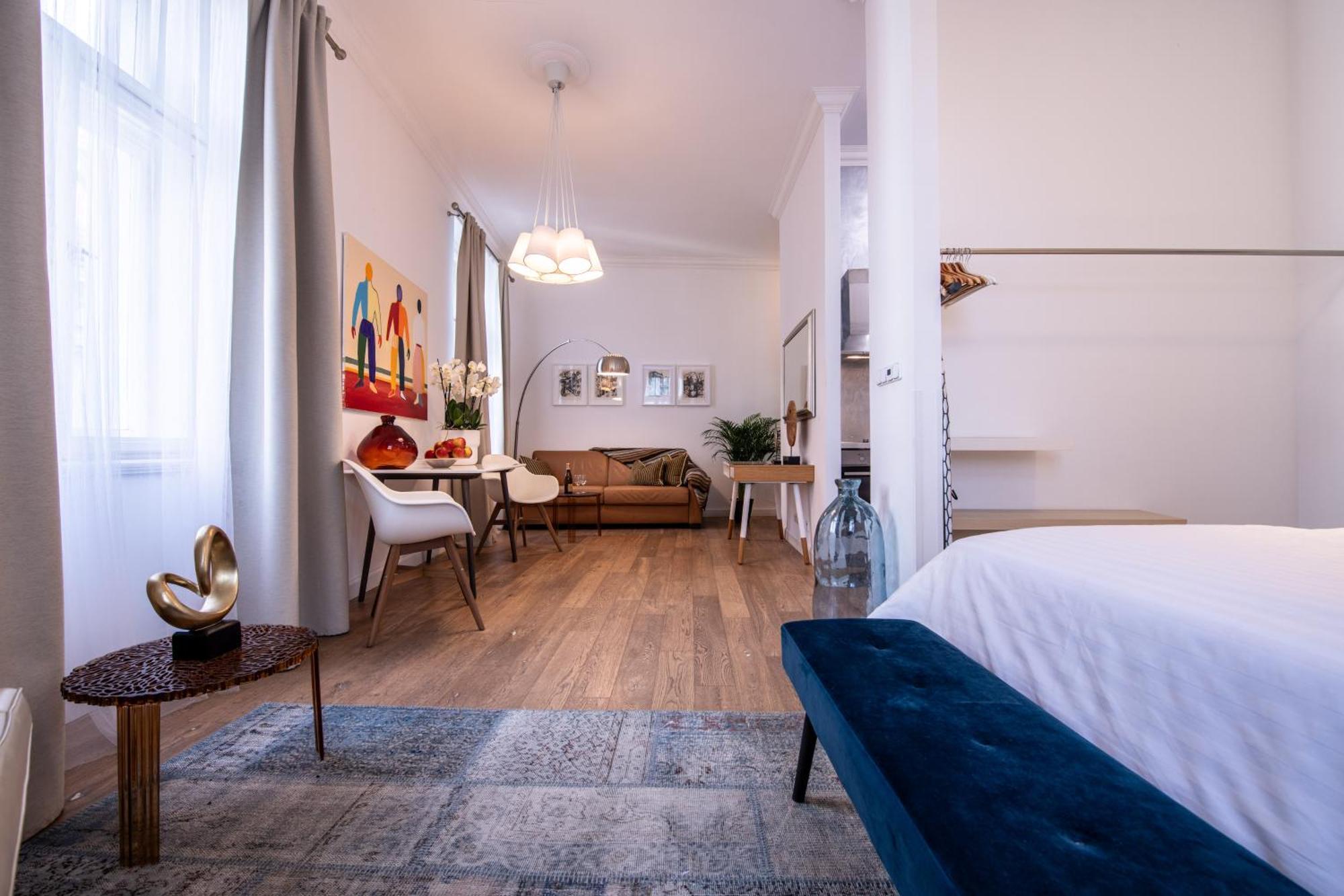Modern Downtown - Renovated, On Ideal Location Apartment *