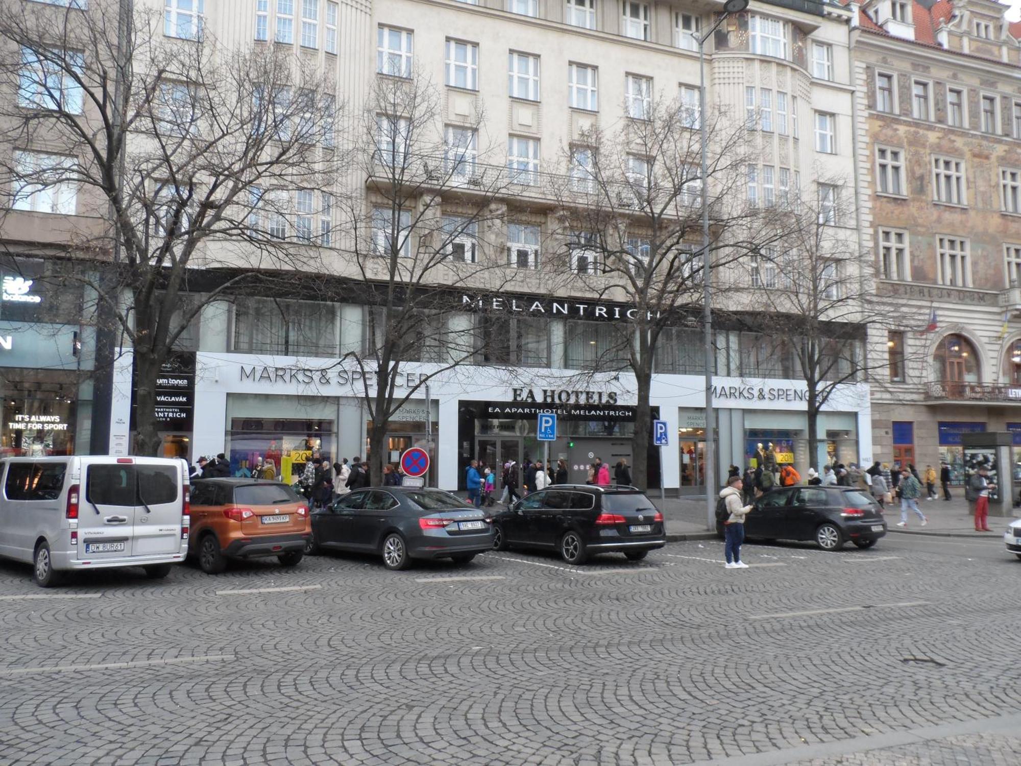 Room2-airb Next To Main Street Crowded Prag