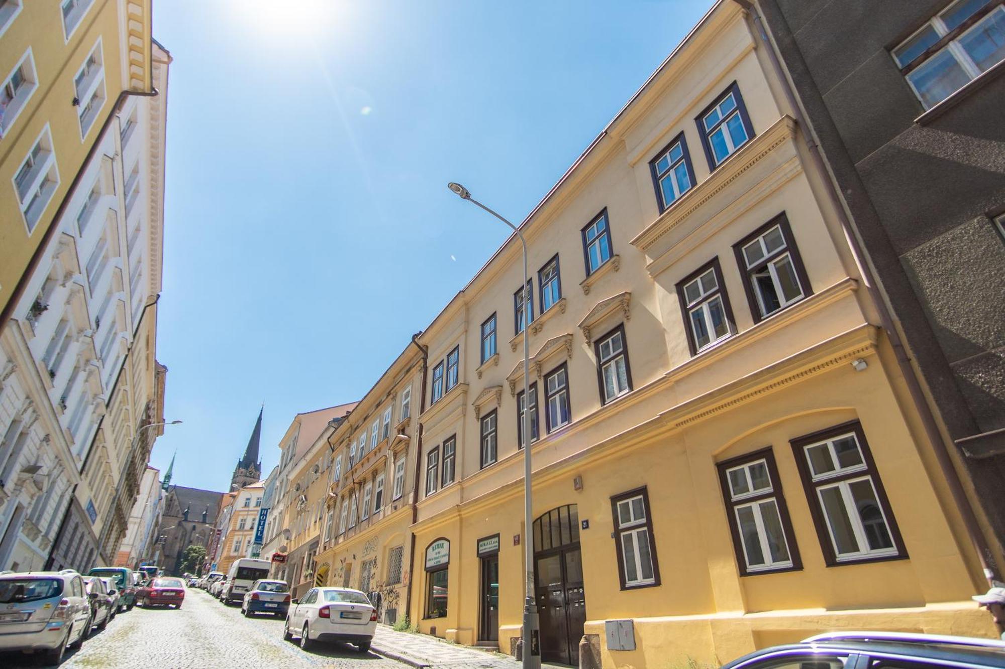With Double Bed In Zizkov - Shared Bathroom * Prag