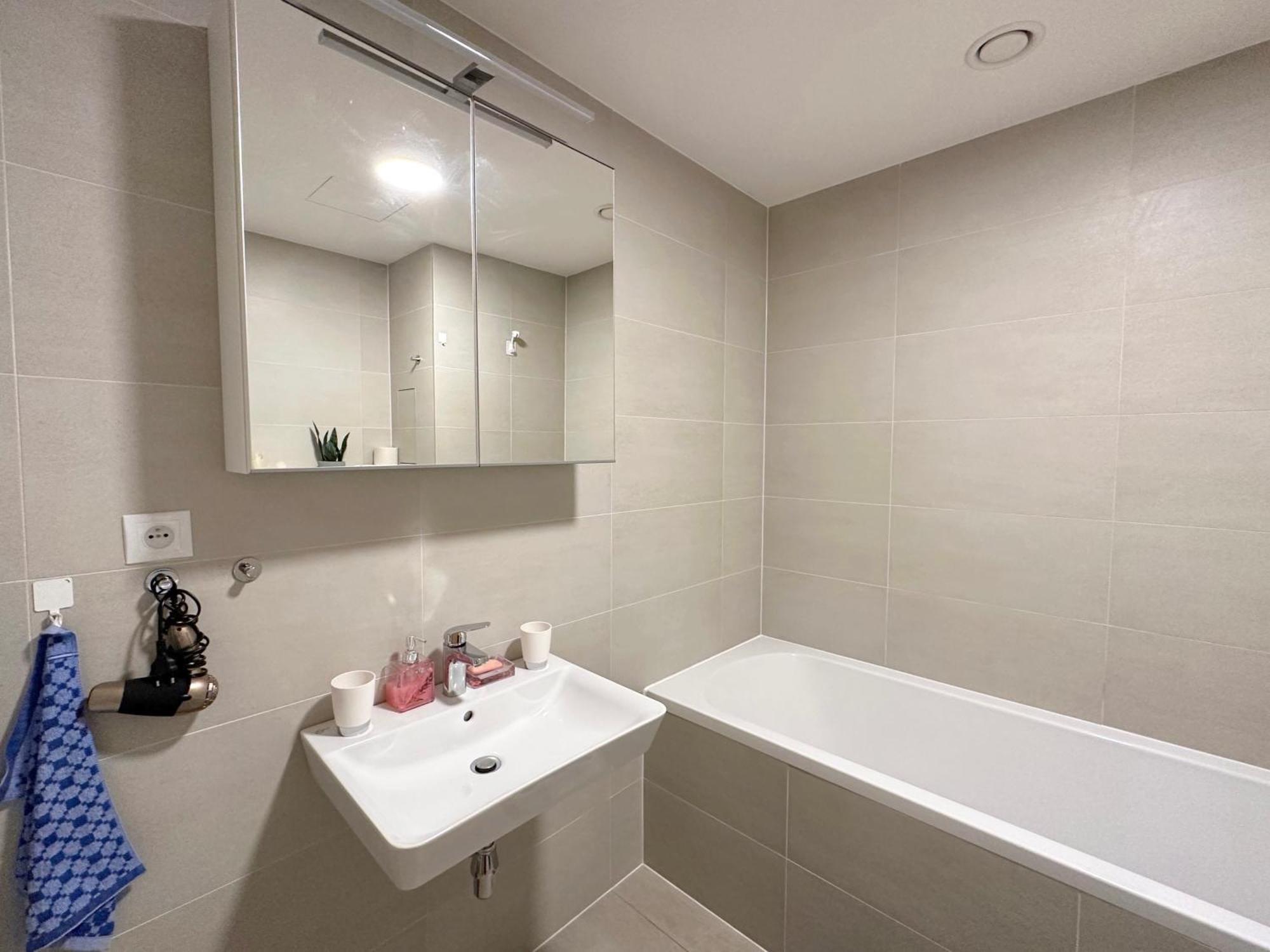 With Free Parking In Apartment *