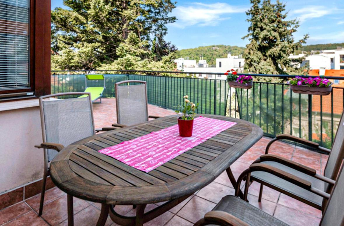 Apartment Spacious With Huge Balcony! Prag