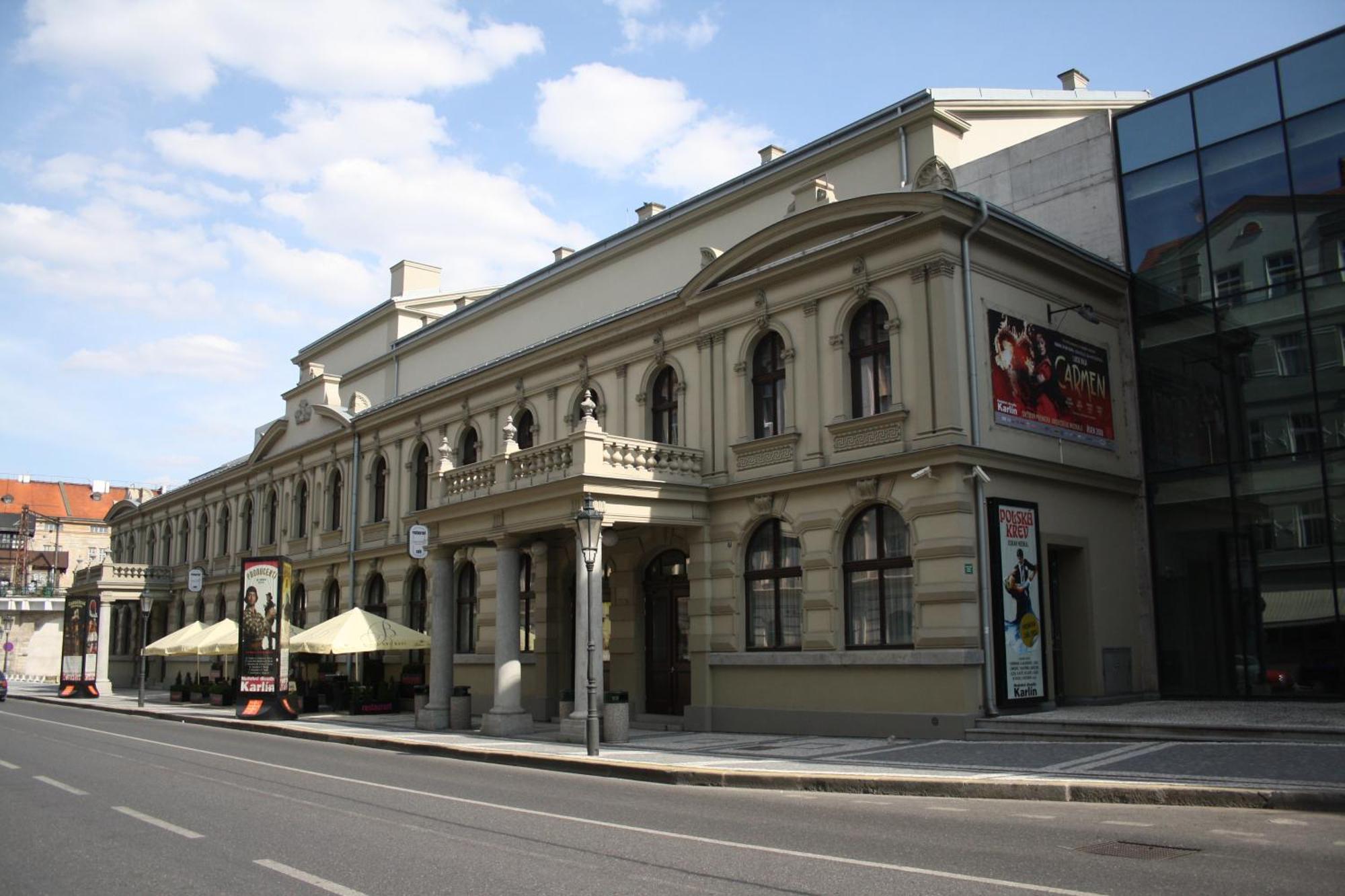 With Large Balcony, Parking * Prag