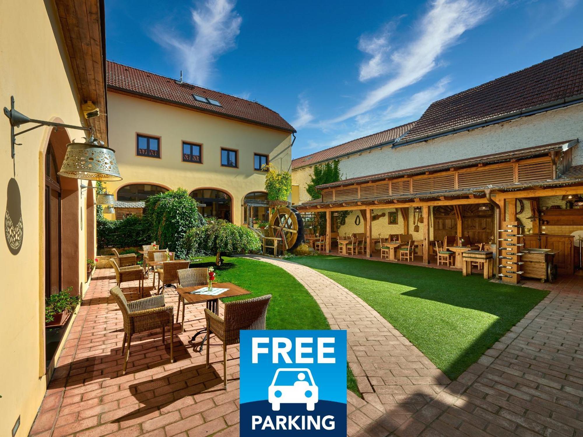 Selsky Dvur - Bohemian Village Courtyard Hotel 4*