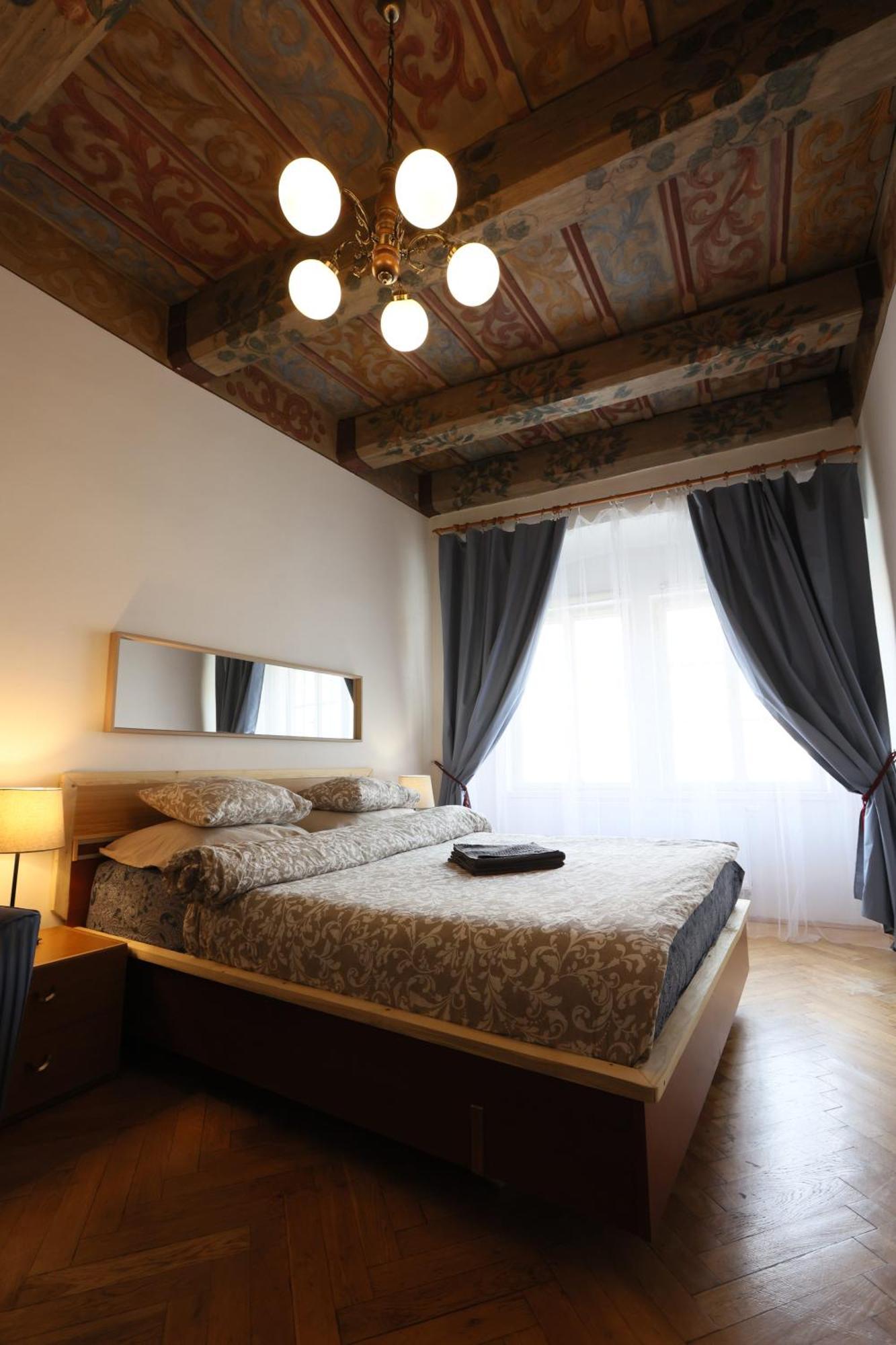 At The Blue Lion & Parking Assistance Homestay Prague
