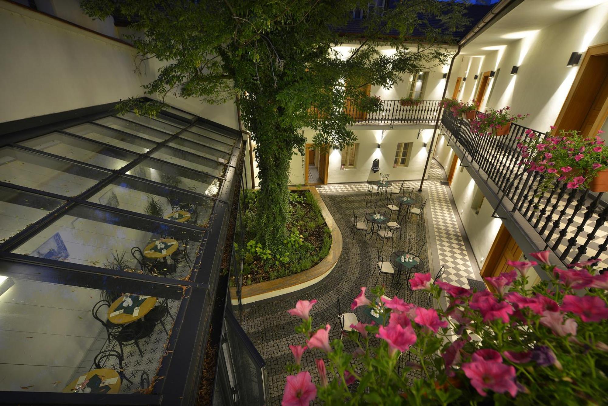 At The White Lily Hotell