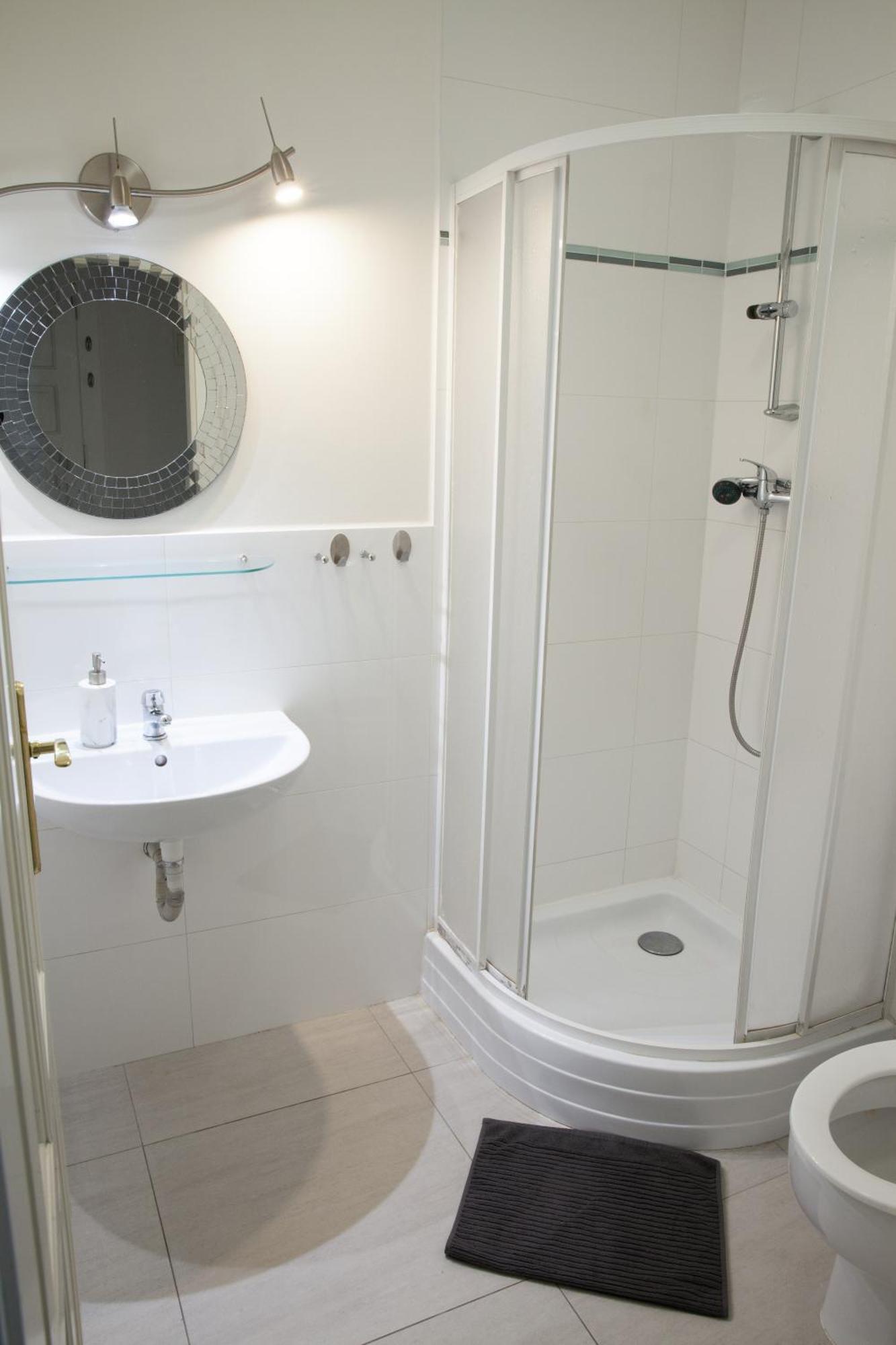 Spacious 2 Bedroom With Terrace Apartment *