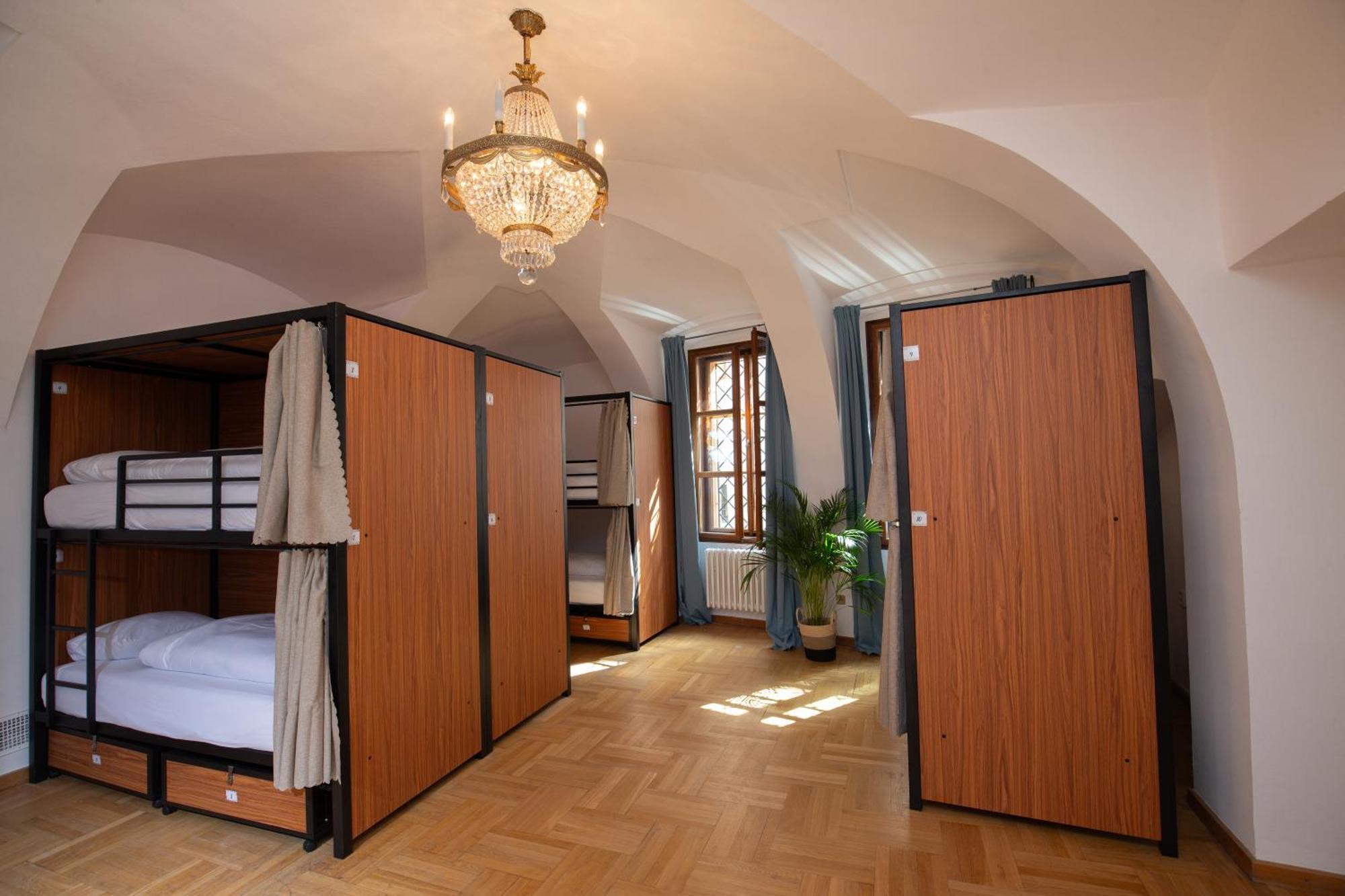 Women's Only - Female Only Prag