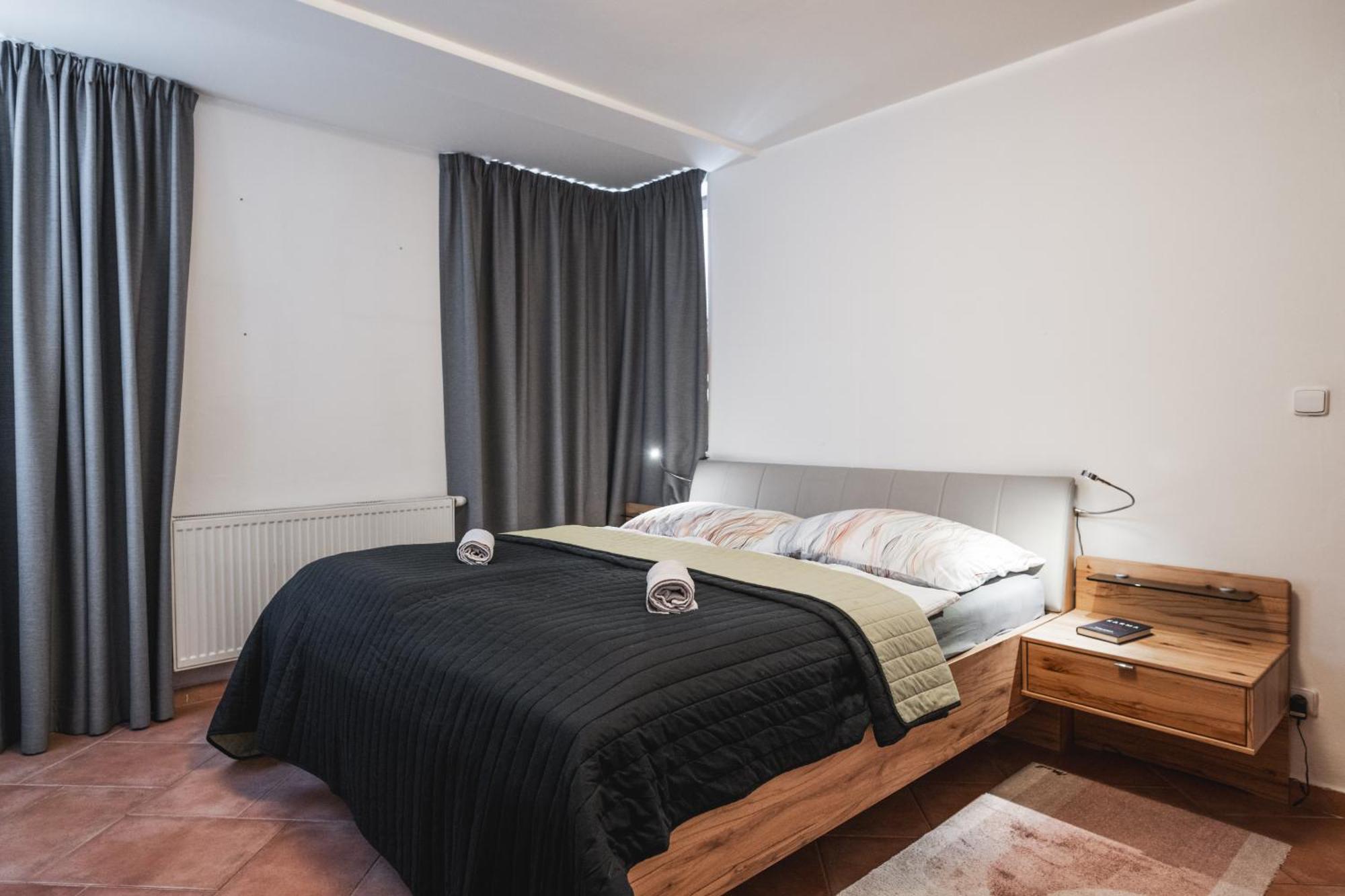 Apartment Spacious With Huge Balcony!