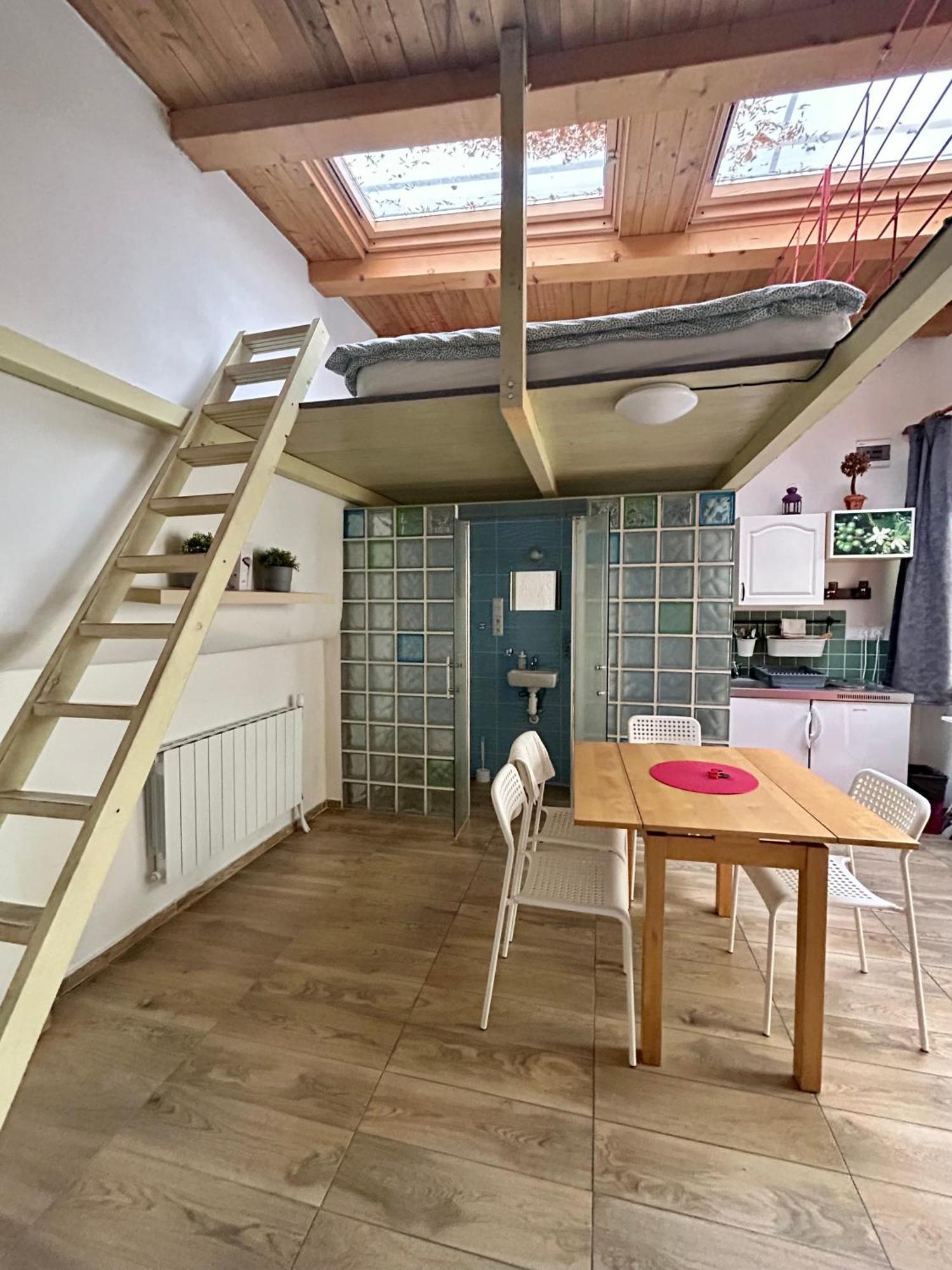 Party House - Ve Smeckach 18, Center!! Apartment