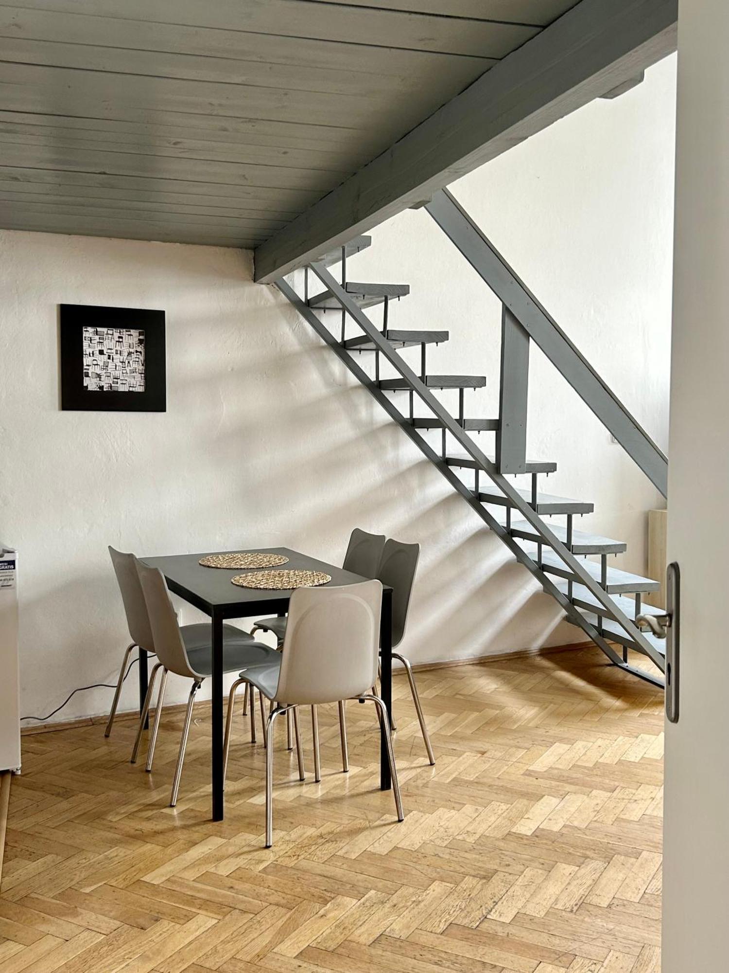 Party House - Ve Smeckach 18, Center!! *