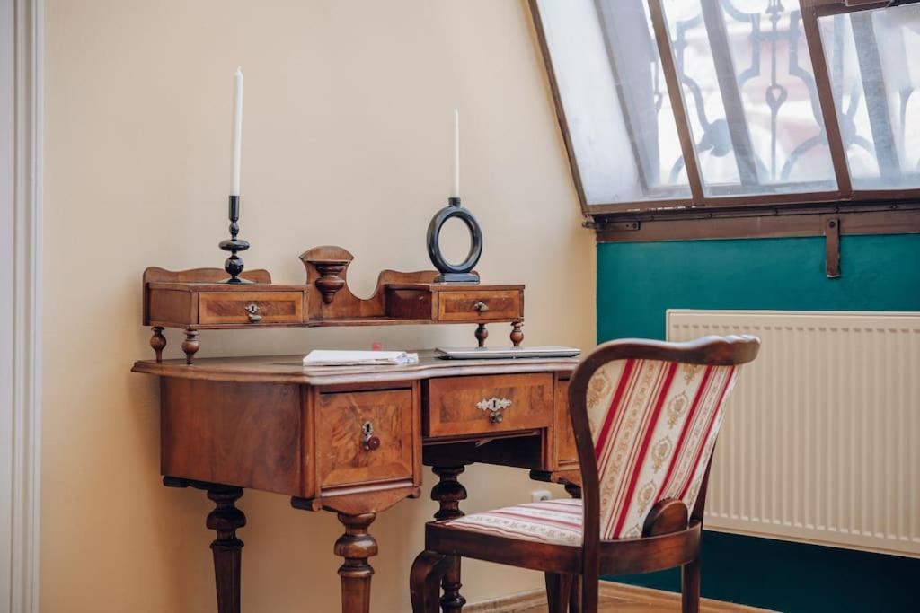Magnificent Historical Penthouse In The Heart Of Lägenhet
