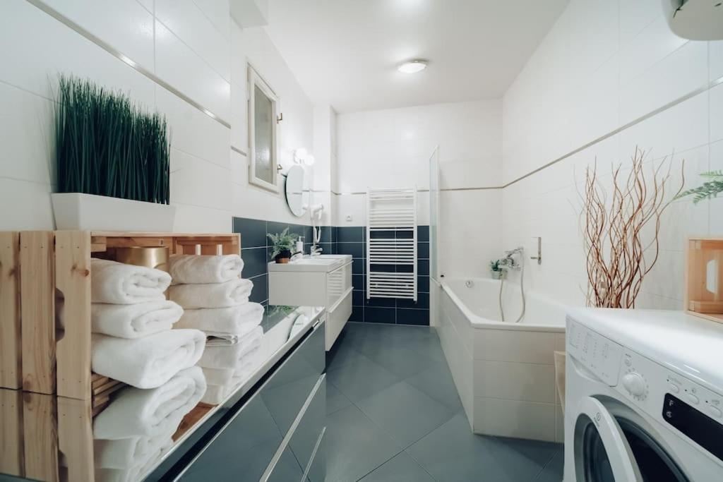 Downtown 2bd Riverside Near Dancing House *
