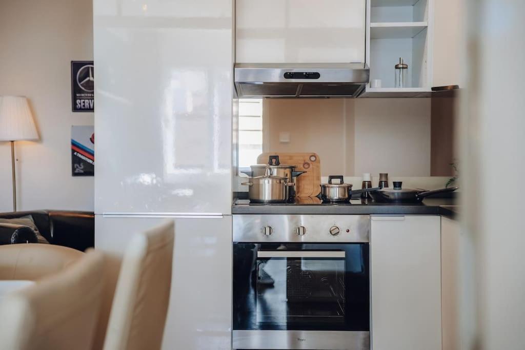Downtown 2bd Riverside Near Dancing House Apartment *