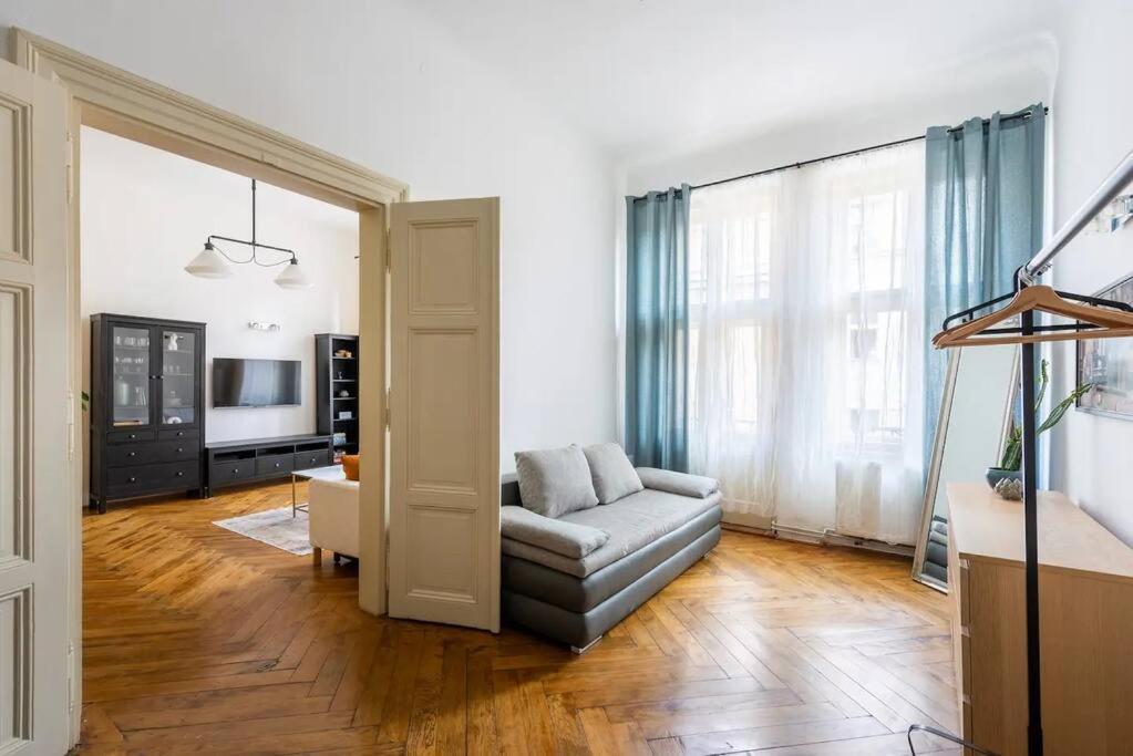 Spacious With Balcony At Wenceslas Sq Apartmán *
