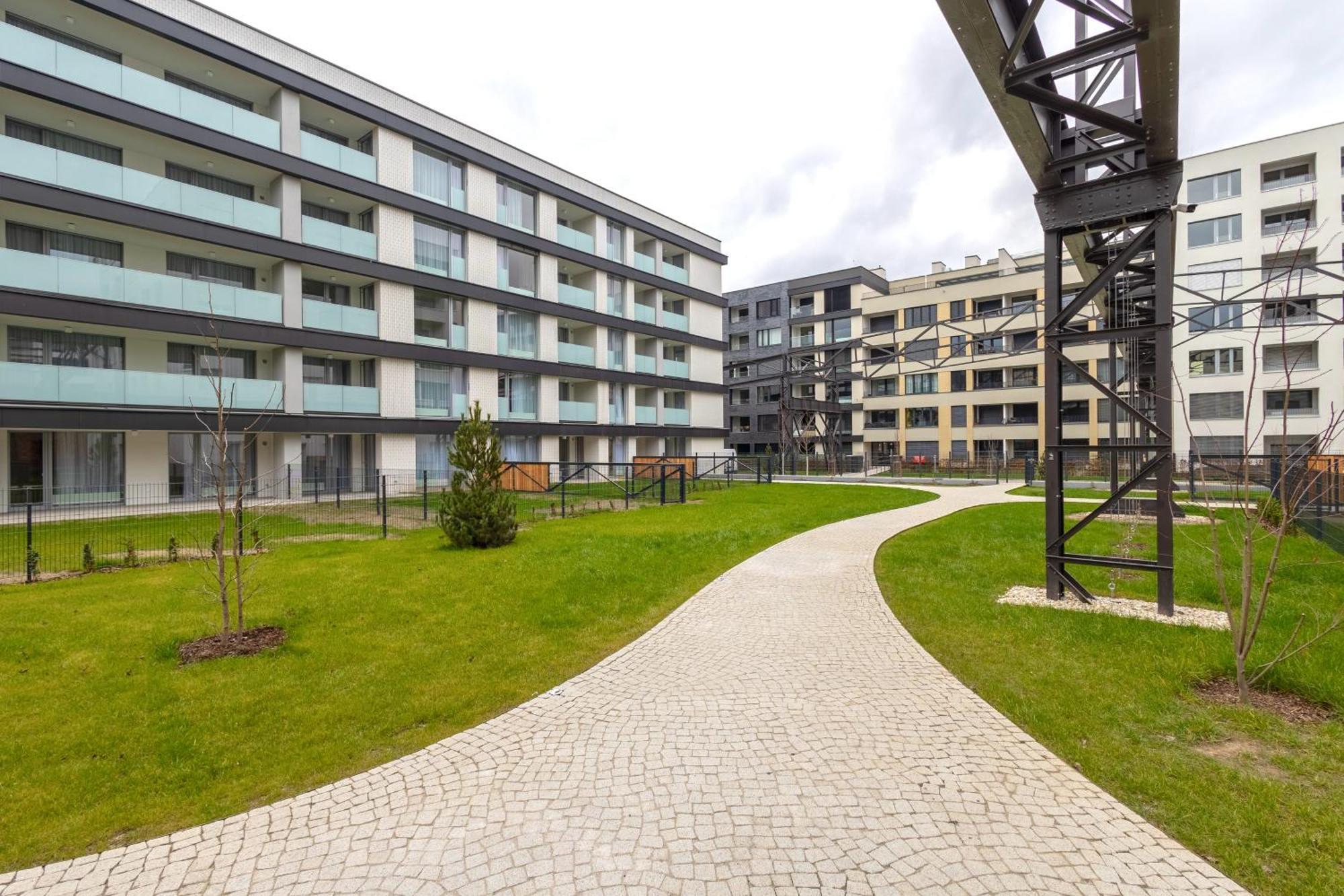 Colorful - Balcony, Free Parking, By Gravity Apartment *