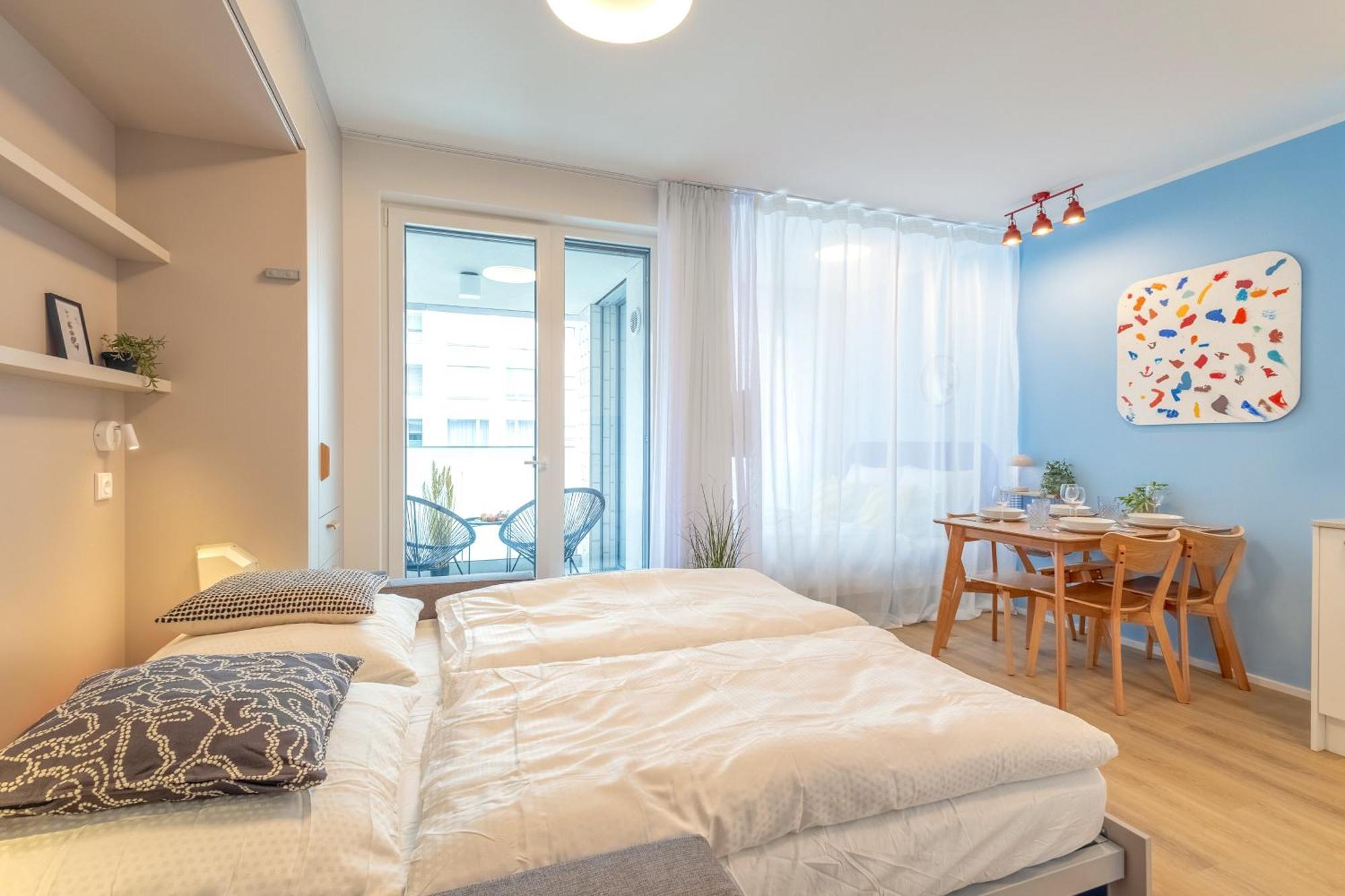 Colorful - Balcony, Free Parking, By Gravity Apartment