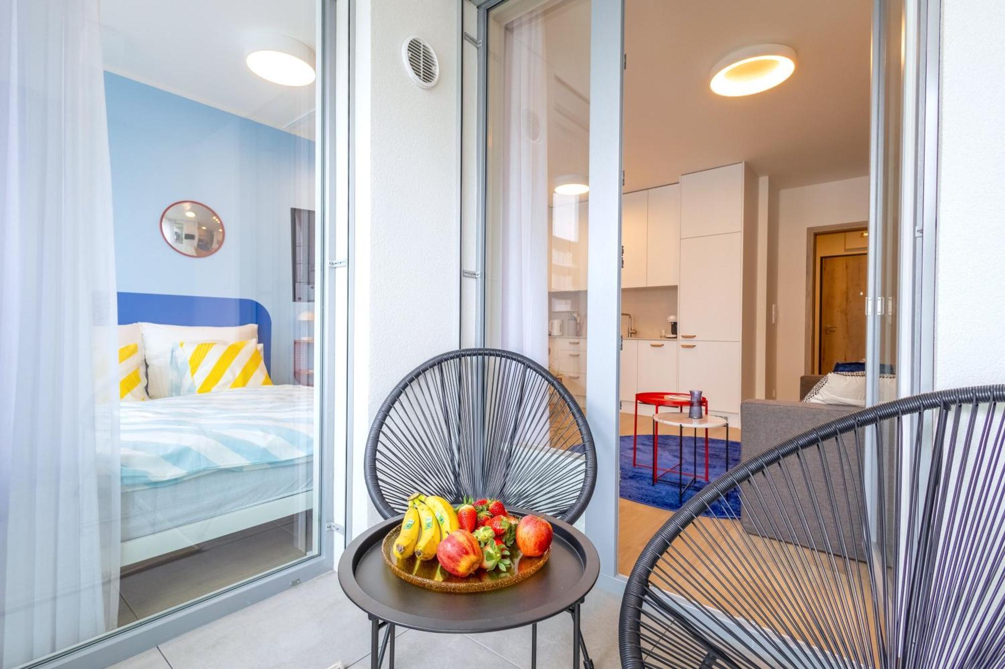 Colorful - Balcony, Free Parking, By Gravity Apartment *