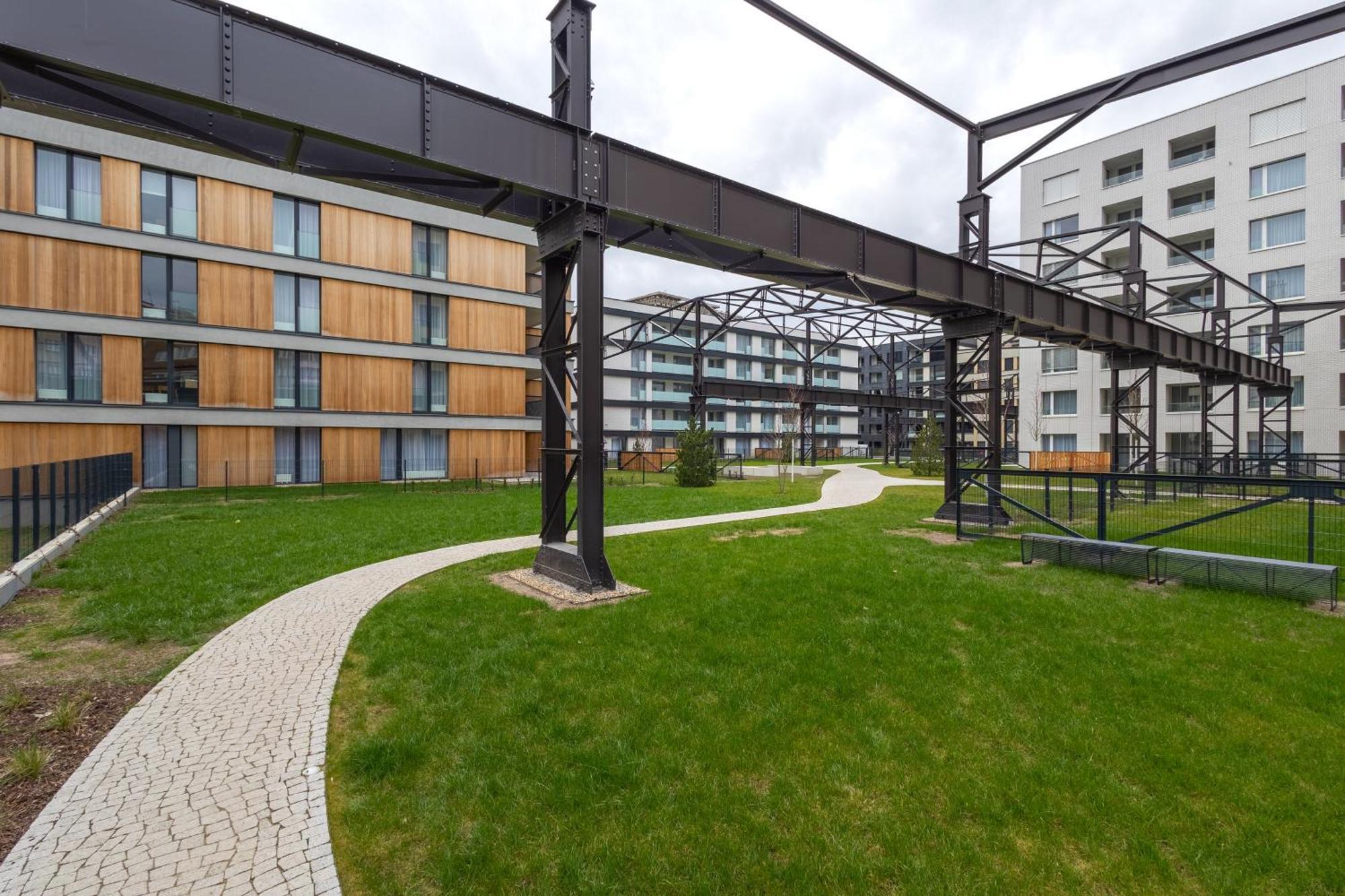 Colorful - Balcony, Free Parking, By Gravity Apartment *