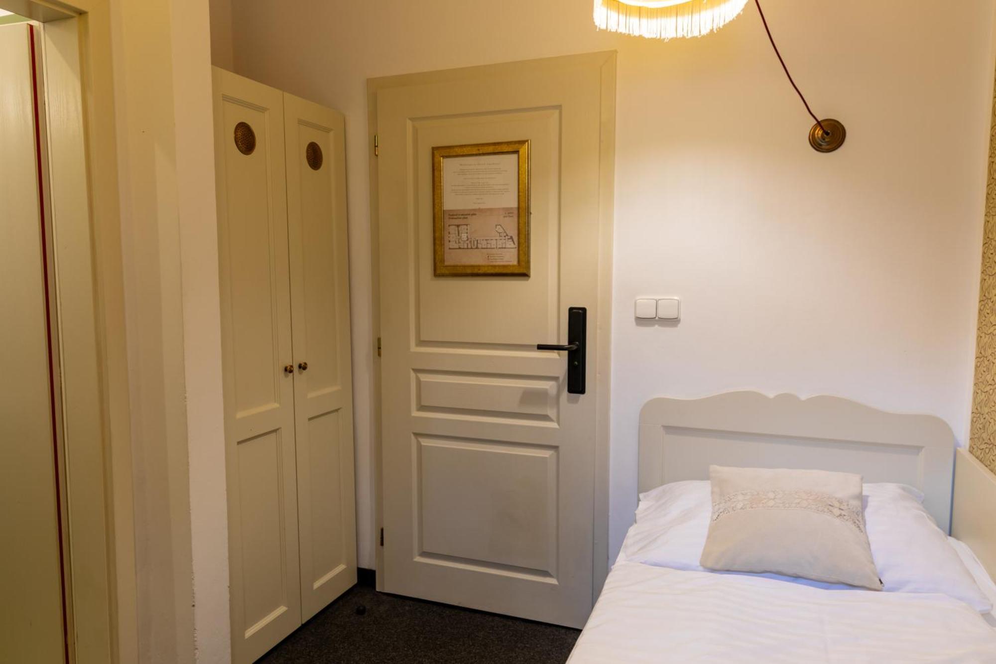 Sir Toby's Midtown Hostel *