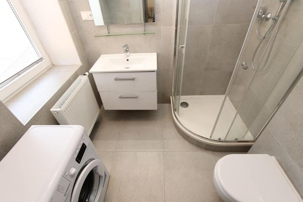 Self Check-in 45m2 Facing Tram Station Apartment *
